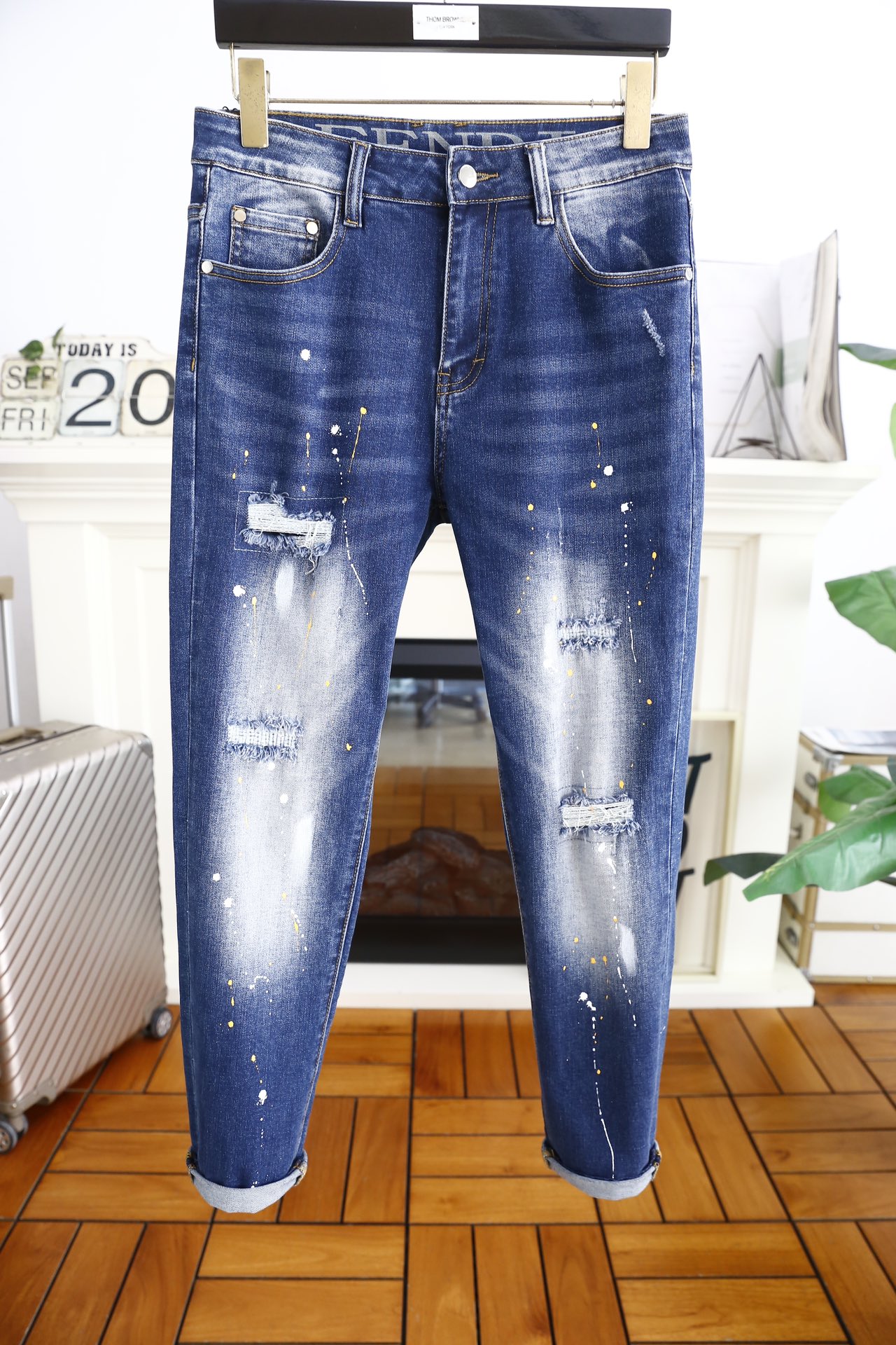 NO:128148,Fendi/Fe*di. 25FW autumn and winter new fashion men's jeans, overseas counter GW is launched simultaneously, and the legs are washed and polished with customer-supply water, and the luxury and classic brand logo highlights the brand characteristics. Original hardware and accessories, fashion trends have therefore become one of the biggest selling points and are extremely cost-effective. There is no confusion or trouble of color conflict. Such a rich high-end jeans are absolutely fashionable, casual and versatile!  A must-have for trendy men!  Counter size 29-38, no 35/37!  Shipping the next day!  ,fendi,jeans,alexander wang19860909芬迪/Fe*di. 25FW秋冬新品时尚男士牛仔裤,海外专柜GW同步上市,采用客供水洗弹力牛仔裤腿处水洗磨更潮范,奢华经典品牌Logo标志彰显品牌特征,原厂五金辅料,时尚潮流因此已成为最大卖点之一而性价比又极高,没有颜色冲突的困惑或困扰,这么一款丰富内练高端牛仔裤,绝对时尚休闲百搭款！潮男必备！专柜尺码29-38,无35/37！隔天出货！,,fendi,jeans,alexander wang,Men's clothing