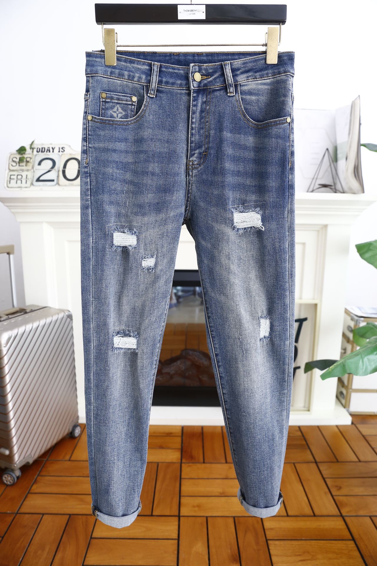 NO:128146,Louis Vuit*/Louis Vuit*on. 25 autumn new original single high-end men's ripped jeans!  Luxury classic brand letter LOGO accessories, hot-selling models for the counter, very comfortable to wear, low-key and luxurious, very classy when worn, no need to say much about the trouser style and cutting. The upper body is exquisite and vivid, high-end and top-grade material. The selection of real palace-grade denim. High-end top-washed denim fabric, excellent quality, and heavy washing makes the pants very soft!  Not picky about people, the upper body is absolutely stylish and extremely luxurious. Counter size 29-38, no 35/37!  Shipping the next day!  ,,louis vuitton,louis vuitton,jeans,alexander wang19860909路易威*/Louis Vuit*on. 25秋季新品原单高端男士破洞牛仔裤！奢华经典品牌字母LOGO配饰 专柜热销款 身穿着非常舒适 低调不失奢华 穿出去非常有档次 裤型款式和裁剪亦无需多言 上身精致跃然高档一等一顶级质料 真正殿堂级的牛仔布选用 高档顶级洗水牛仔面料,品质卓然,经过重水洗使得裤子很柔软！不挑人 上身绝对的有型 极度奢华. 专柜尺码 29-38,无35/37！隔天出货！,,louis vuitton,louis vuitton,jeans,alexander wang,Men's clothing