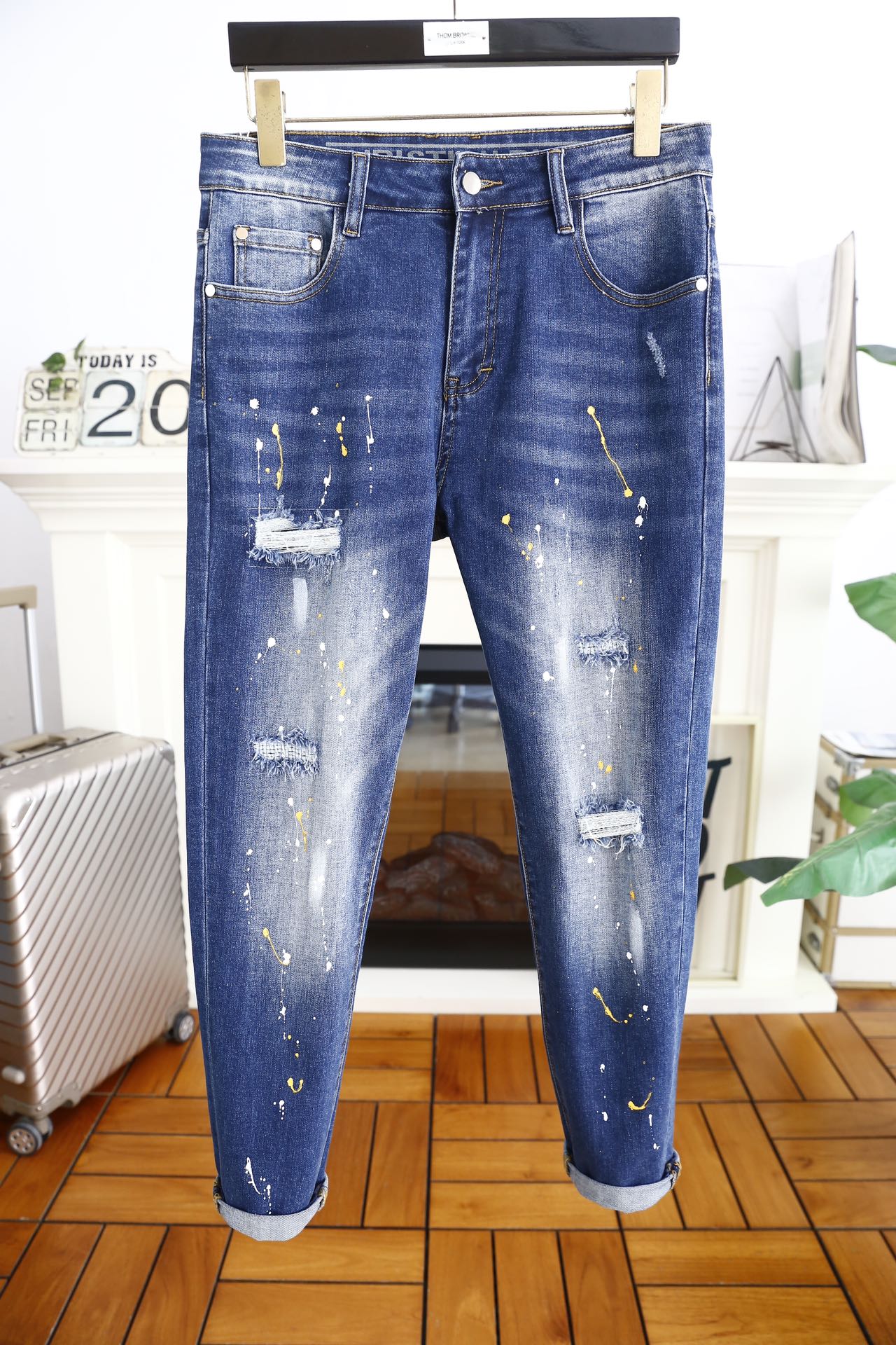 NO:128150,Dior/Christian D*or. 25FW autumn and winter new fashion brand fashion men's jeans, overseas counter GW is launched simultaneously, and the legs are washed and polished with customer-supply water, and the logo logo is more fashionable. The luxury classic brand element logo highlights the brand characteristics. Original hardware and accessories, fashion trends have therefore become one of the biggest selling points and are extremely cost-effective. There is no confusion or trouble of color conflict. Such a rich high-end jeans are absolutely fashionable, casual and versatile!  A must-have for trendy men!  Counter size 29-38, no 35/37!  Shipping the next day!  ,dior,jeans,alexander wang19860909迪奥/Christian D*or. 25FW秋冬新品潮牌时尚男士牛仔裤,海外专柜GW同步上市,采用客供水洗弹力牛仔裤腿处水洗磨更潮范,奢华经典品牌元素Logo标志彰显品牌特征,原厂五金辅料,时尚潮流因此已成为最大卖点之一而性价比又极高,没有颜色冲突的困惑或困扰,这么一款丰富内练高端牛仔裤,绝对时尚休闲百搭款！潮男必备！专柜尺码29-38,无35/37！隔天出货！,,dior,jeans,alexander wang,Men's clothing