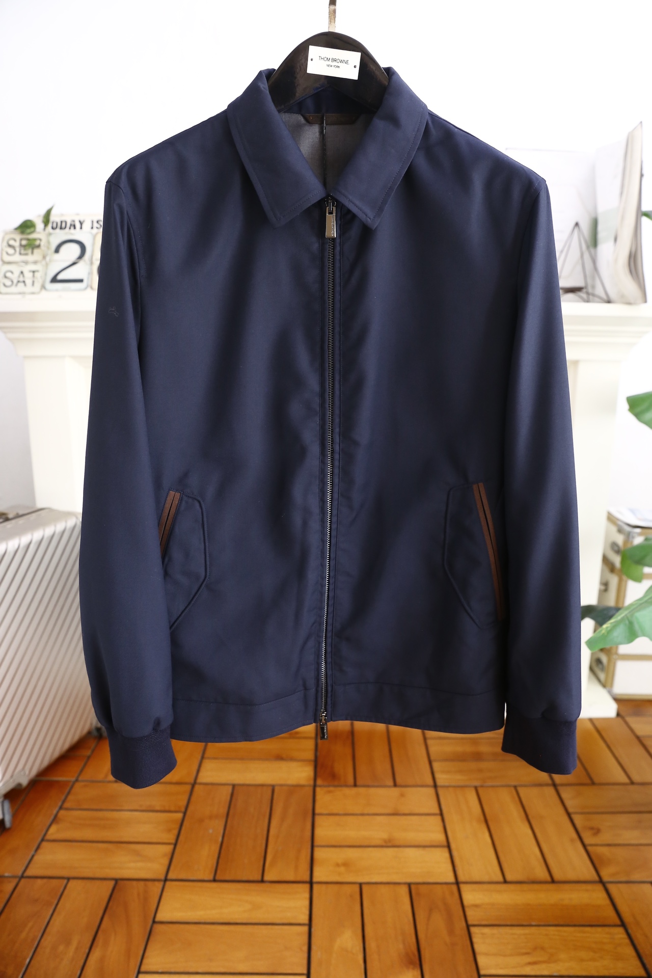 NO:136477,Jeni*/Z*gna. New autumn and winter men's jacket!  Trading company channel goods, a very popular single item!  The fashionable lapel zipper is matched with the luxurious classic brand elements on the chest. The logo is very recognizable and has a stunning effect, demonstrating the extremely high brand fashion proposition and perfectly interpreting the brand's characteristics and soul!  It is made of comfortable and warm fabric, with high-quality texture, exquisite and exquisite detailing and exquisite auxiliary materials. It is a single product with extremely high shaping. Its appearance on the street is absolutely eye-catching and has an excellent equipment that can be selected from thousands of people!  Counter size M-3XL, shipped the next day!  ,zegna,jackets & coats,jackets & coats,alexander wang19860909杰尼*/Z*gna. 秋冬新品男士夹克外套！贸易公司渠道货 人气极高的一款单品！时尚翻领拉链搭配胸前奢华经典品牌元素logo辨识度非常鲜明,效果惊艳,彰显了极高的品牌时髦主张,完美诠释了品牌的特质及灵魂所在！采用舒适保暖面料高克重材质,质感非常细腻,细节工艺精湛考究,辅料皆为外商客供,塑造性极高的一款单品,出街造型绝对招眼吸睛,万里挑一的绝佳装备！专柜尺码M-3XL,隔天出货！,,zegna,jackets & coats,jackets & coats,alexander wang,Men's clothing