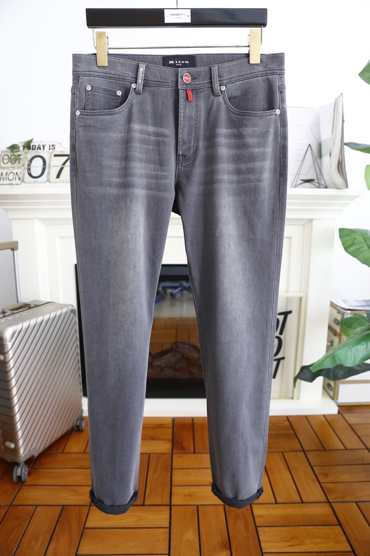 NO:124246,Kiton. New products for autumn and winter! The brand of fashionable men's original single jeans has been launched in a new series, carefully developed by the designer team, exclusive products are sold, and luxurious and classic brand LOGO design. Customized fabrics imported from Europe are soft, comfortable and textured. The combination of classic elements and colors is also very cool. The details are exquisite and exquisite. The upper body effect is super invincible, trendy and versatile. Counter sizes are 29-38, no 35/37! , jeans,alexander wang19860909Kiton. 秋冬新品！时尚男士原單牛仔裤品牌全新推出系列,设计师团队精心研发,独家发售单品,奢华经典品牌LOGO设计.选用欧洲进口定制面料,柔软舒适有质感,经典元素色系搭配也是非常炫酷细节处理精致上身效果超级无敌赞,潮流百搭.专柜尺码29-38,无35/37！,,jeans,alexander wang,Men's clothing