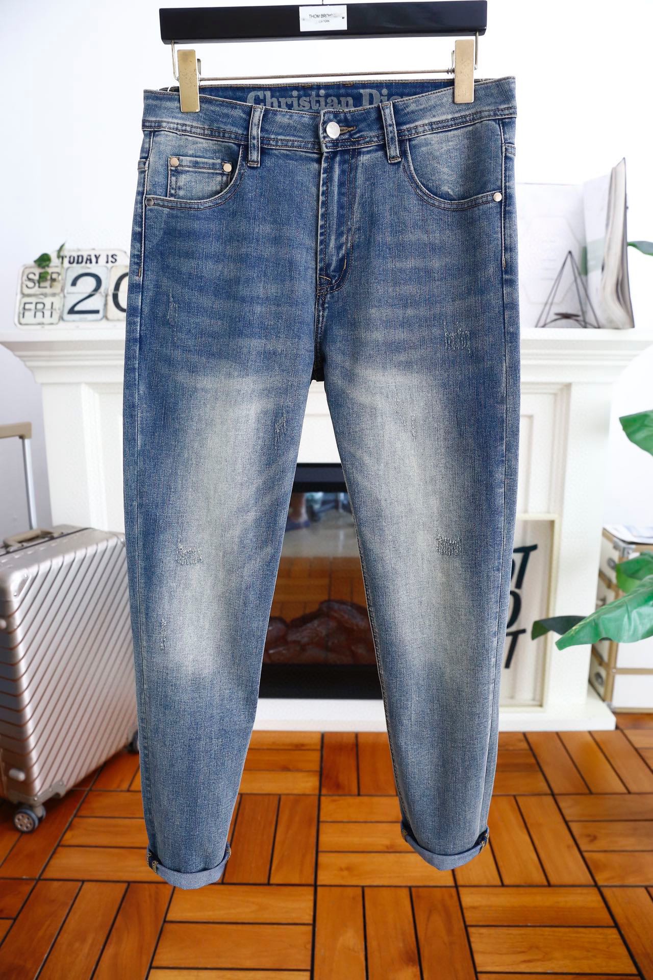 NO:128156,Dior/Christian Di*r. 25FW autumn and winter new fashion men's versatile jeans, overseas counter GW is launched simultaneously, and the legs are washed and washed and polished with customer-supply water, and the luxury classic brand letter logo highlights the brand characteristics. Original hardware and accessories, fashion trends have therefore become one of the biggest selling points and are extremely cost-effective. There is no confusion or trouble of color conflict. Such a rich high-end jeans are absolutely fashionable, casual and versatile!  A must-have for trendy men!  Counter size 29-38, no 35/37!  Shipping the next day!  ,dior,jeans,alexander wang19860909迪奥/Christian Di*r. 25FW秋冬新品时尚男士百搭牛仔裤,海外专柜GW同步上市,采用客供水洗弹力牛仔裤腿处水洗磨更潮范,奢华经典品牌字母Logo标志彰显品牌特征,原厂五金辅料,时尚潮流因此已成为最大卖点之一而性价比又极高,没有颜色冲突的困惑或困扰,这么一款丰富内练高端牛仔裤,绝对时尚休闲百搭款！潮男必备！专柜尺码29-38,无35/37！隔天出货！,,dior,jeans,alexander wang,Men's clothing