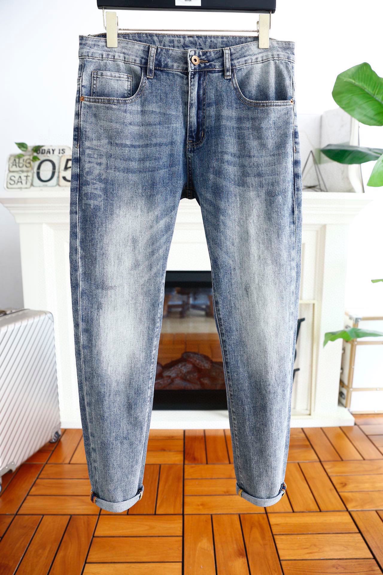 NO:128139,Van Size/Vers*ce. 25FW fashionable men's classic elastic small foot jeans, overseas counter GW is launched simultaneously, and the legs are washed and polished with customer-supply water, which is more fashionable. The luxury classic brand logo highlights the brand characteristics. Original hardware and accessories, fashion trends have therefore become one of the biggest selling points and are extremely cost-effective. There is no confusion or trouble of color conflict. Such a rich high-end jeans are absolutely fashionable, casual and versatile!  A must-have for trendy men!  Counter size 29-38, no 35/37!  Shipping the next day!  , versace, versace, jeans, alexander wang19860909范思泽/Vers*ce. 25FW时尚男士经典弹力小脚牛仔裤,海外专柜GW同步上市,采用客供水洗弹力牛仔裤腿处水洗磨更潮范,奢华经典品牌Logo标志彰显品牌特征,原厂五金辅料,时尚潮流因此已成为最大卖点之一而性价比又极高,没有颜色冲突的困惑或困扰,这么一款丰富内练高端牛仔裤,绝对时尚休闲百搭款！潮男必备！专柜尺码29-38,无35/37！隔天出货！,,versace,versace,jeans,alexander wang,Men's clothing