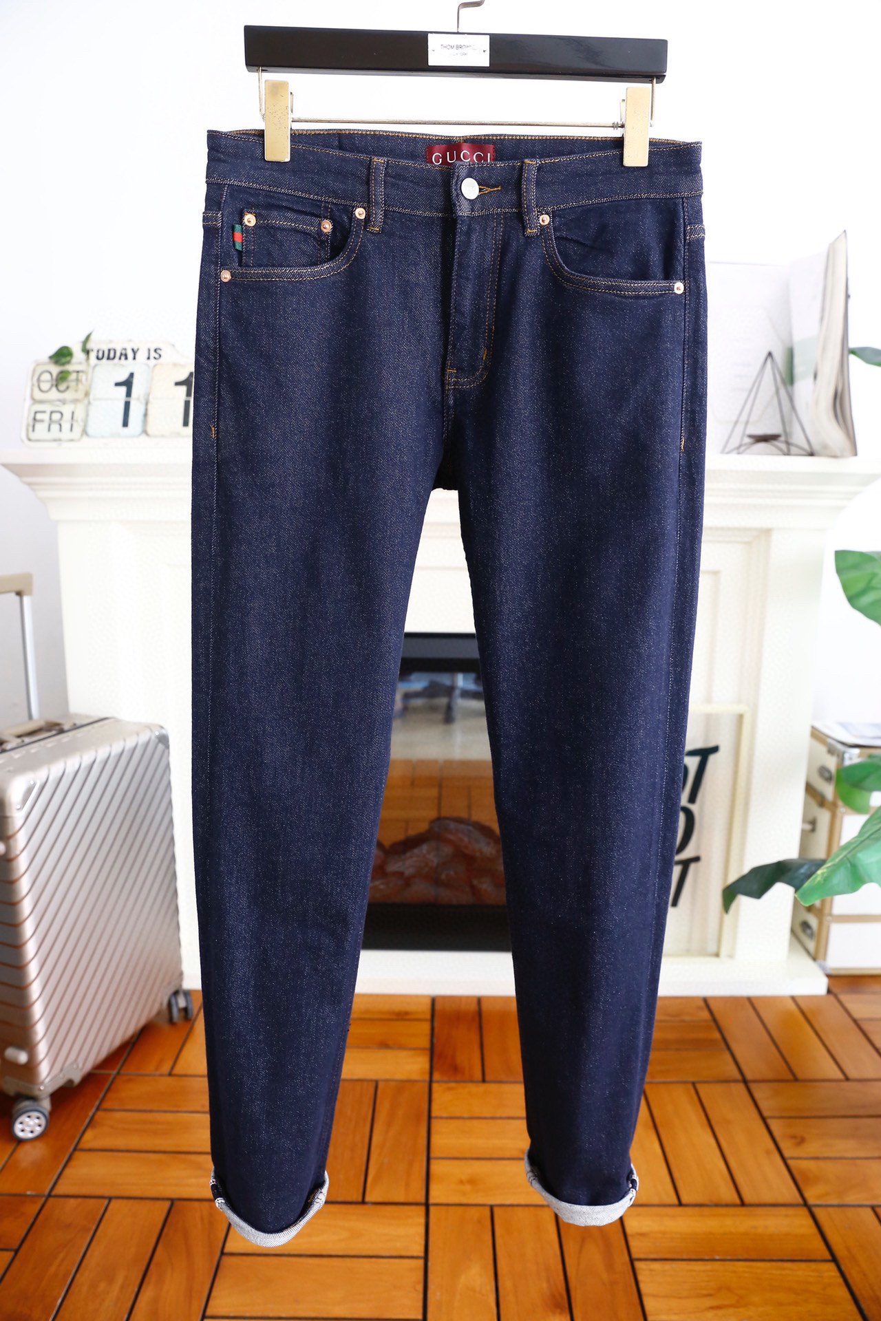 NO:124261,Gucci/Gu*ci. 24 autumn and winter new products!  Fashion brand original single men's versatile jeans trading company channel goods!  The role of ace hits every season is like a classic signature textbook!  A pair of pants with a very aesthetic tone, dominated by fabric and quality, continues the essence of normal design, with label elements perfectly embedded, which is a distinctive feature of identity and is quite distinctive!  Customer-supplied top-quality washing buffet fabrics, the fabric has first-class texture, slightly elastic, excellent scratchiness and boneiness, and the capable and neat cut, and the upper body effect is excellent!  A must-have artifact for trendy men!  Counter size 29-38, no 35/37!  !  ,gucci,jeans,alexander wang19860909古驰/Gu*ci. 24秋冬新品！潮牌原单男士百搭牛仔裤贸易公司渠道货！每一季的王牌级爆款担当,俨然属于经典招牌教科书般存在！极具美学基调的一款裤子,以面料和品质为主导,延续了常态化的设计精髓,标签化元素完美嵌入,属于身份的特色彰显,辨识度颇为鲜明！客供进口顶级洗水牛仔面料,面料质地一流,略带弹力,挺刮度与筋骨感极好,干练利落的裁剪,上身效果极好！潮男必备神器！专柜尺码29-38,无35/37！！,,gucci,jeans,alexander wang,Men's clothing