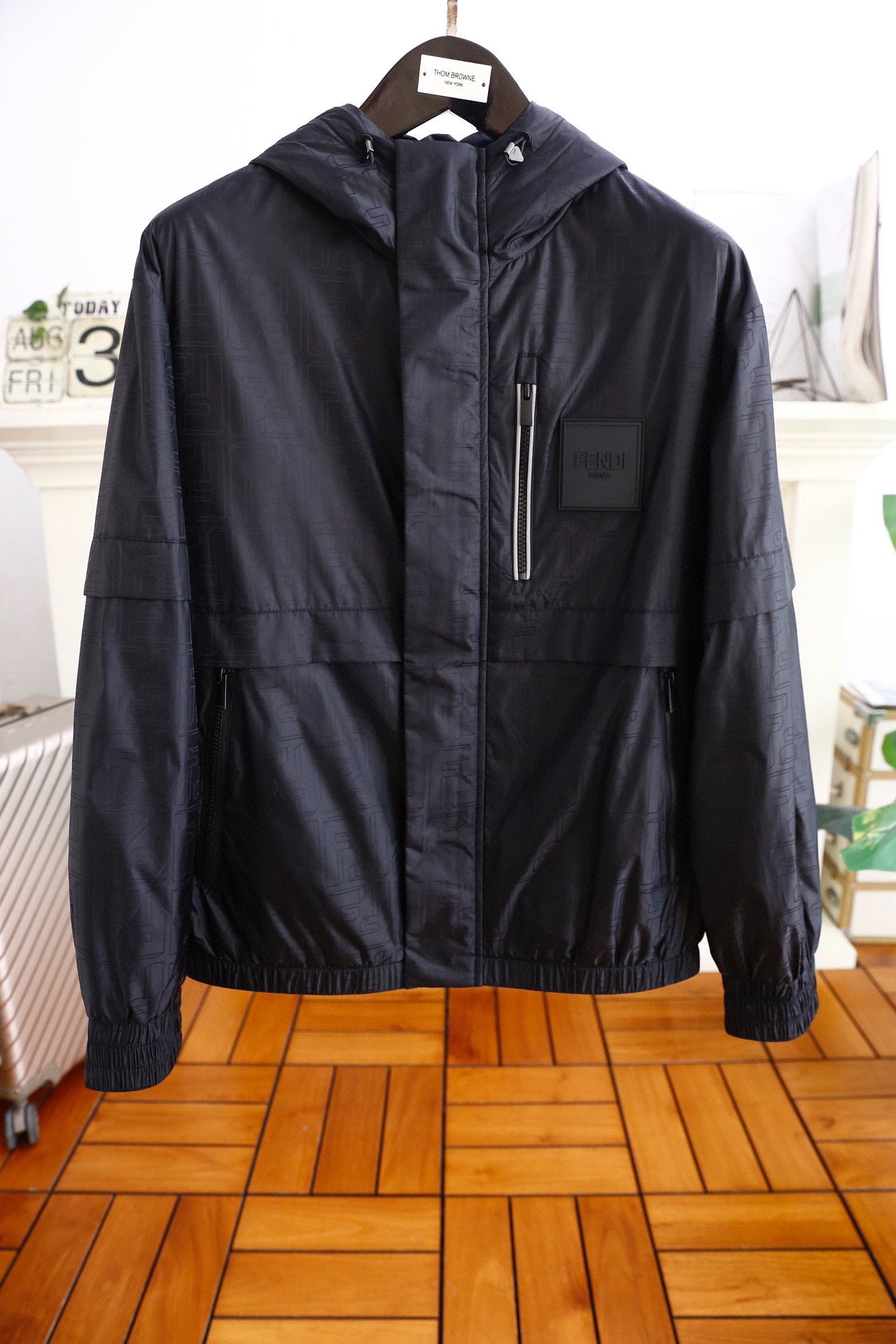 NO:122732,Fendi/Fe*di. 24 new autumn products classic hooded jacket recommendation!  A must-have artifact for going out in the morning and evening, a luxury brand logo on the chest!  Fashionable zippered men's jacket, fashionable casual jacket jacket, using high-end original replica quick-drying fabric, the texture is high-end and delicate, with a strong sense of class and luxurious classic element design, both business and casual styles, versatile styles are suitable for all occasions, and anyone can easily control it!  The counter number is 48-56, shipped the next day!  ,fendi,jackets & coats,jackets & coats,hats,alexander wang19860909芬迪/Fe*di. 24秋季新品经典连帽夹克推荐！早晚外出必备神器胸前奢华品牌LOGO搭配！时尚拉链男士外套,时尚休闲外套夹克 ,采用高档原版复刻速干面料面料的质感很高档细腻,档次感强奢华经典元素设计,商务休闲兼备款,款式百搭适合各种场合 ,任何人都可以轻松驾驭！专柜码数48-56,隔天出货！,,fendi,jackets & coats,jackets & coats,hats,alexander wang,Men's clothing