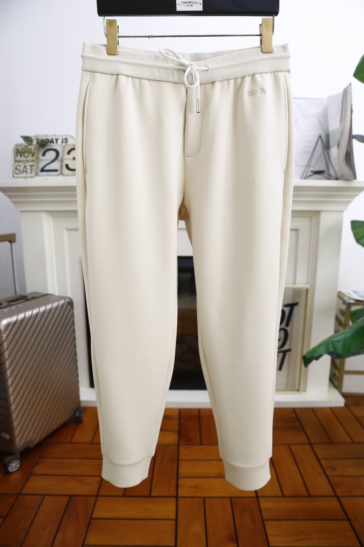 NO:136476,Jeni*/Ze*na. 24 autumn and winter new men's elastic waist casual trousers!  It uses imported high-end custom cotton fabrics, luxurious and classic brand logo design, and the upper body is casual and comfortable!  The closing design is unrestrained!  The same product for overseas European counters, the upper body is fashionable and sporty, very low-key and luxurious!  The stitching of the turner is delicate and strong!  Perfect three-dimensional tailoring, highly recommend buying the product!  Counter size: 48-56, shipped the next day!  ,zegna,alexander wang19860909杰尼*/Ze*na. 24秋冬新款男士松紧腰休闲长裤！采用进口高档顶级定制棉面料,奢华经典品牌logo设计 上身随意舒服！收口设计无束缚感！海外欧洲专柜同品,上身时尚运动显时尚,很低调且不失奢华品味！车工缝线细致而强悍！完美立体剪裁,强烈推荐购入货色！专柜尺码:48-56,隔天出货！,,zegna,alexander wang,Men's clothing
