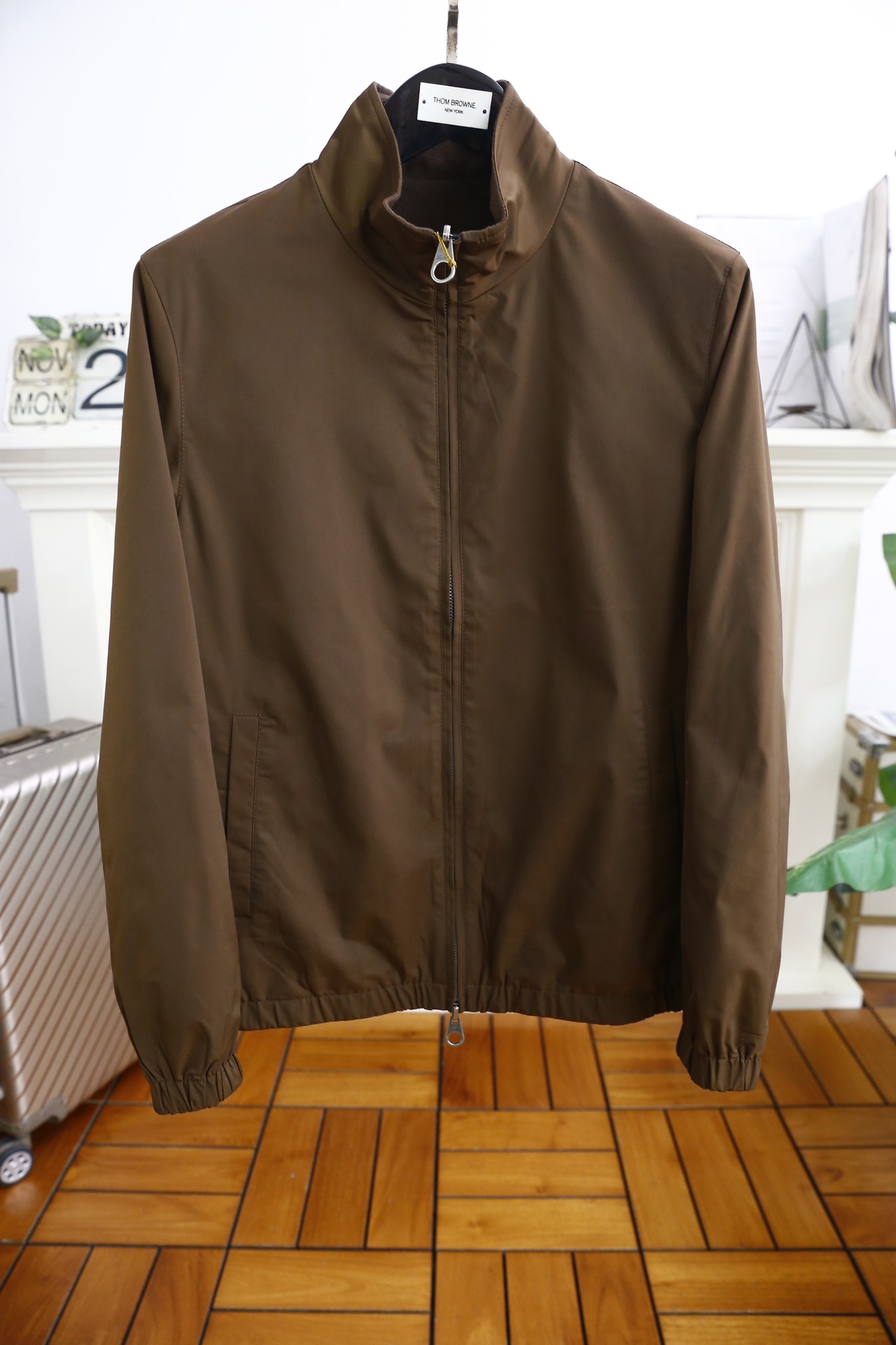 NO:136474,LP. 24 autumn and winter new fashion men's double-sided wearable jacket original single rude product!  New products for overseas purchasing agent show, fashionable and classic zipper placket design is excellent for warmth!  A very design-like and practical style that is so exciting!  Extremely eye-catching!  Extremely luxurious!  Easily advance the sense of fashion, with extremely exquisite workmanship and neat and meticulous wiring!  Original hardware, masterpiece of big-name designers!  The upper body doesn't look bloated and super handsome!  A must-have for autumn and winter, counter sizes 48-56, shipped the next day!  ,loro piana,jackets & coats,jackets & coats,alexander wang19860909LP. 24秋冬新品时尚男士双面可穿夹克外套原单狠货！海外代购秀场新品,时尚经典拉链门襟设计保暖效果超棒！极具设计感又实穿的一款 爆到疯掉！极为抢眼！奢华至极！轻松将时髦感进阶,做工极为考究严谨,走线工整细致！原版五金,大牌设计师巨作！上身不显臃肿、超级帅气！秋冬必备款,专柜尺码48-56,隔天出货！,,loro piana,jackets & coats,jackets & coats,alexander wang,Men's clothing