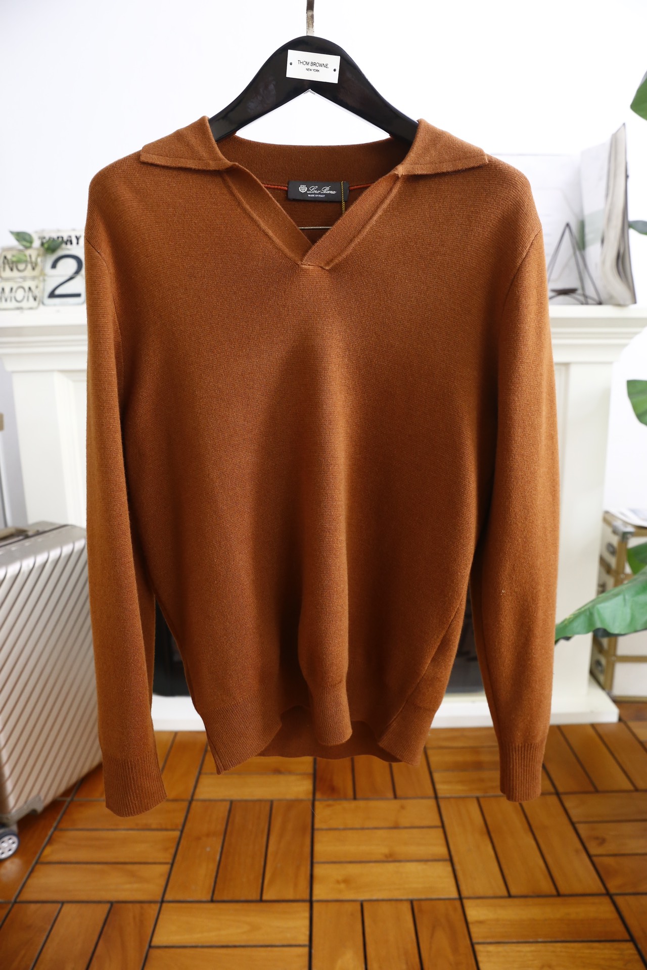 NO:124257,Lp. 24 autumn new product men's long-sleeved sweater fashionable exquisite neckline design!  Luxurious classic elements design!  High-end custom versatile styles that anyone can easily control. Use high-end top custom wool fabrics!  It is very high-end and understandable. It must be purchased!  The style and tailoring are slim styles, which are very exquisite, showing aura and highlighting the exquisiteness of business men. This is the unique feature, the right slim fit, and the upper body effect is very good!  Counter size M-2XL, shipped the next day!  loro piana alexander wang19860909Lp. 24秋季新品男士长袖毛衫时尚精致领口设计！奢华经典元素设计！高级定制百搭款式 任何人都可以轻松驾驭 采用高档顶级定制羊毛面料！非常显档次懂货的必须入！版型剪裁属于修身款 非常精致,显气场,又会凸显商务男士的精致,这就是独到之处,恰到好处的修身,上身效果非常赞！专柜尺码M-2XL,隔天出货！,,loro piana,alexander wang,Men's clothing