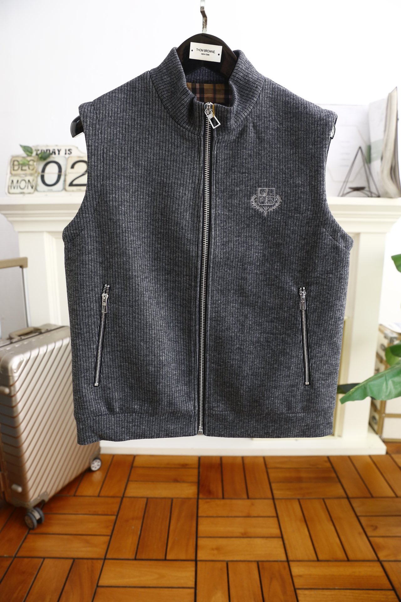 NO:124255,LP. 24 new autumn and winter fashion men's knitted vest!  It uses comfortable knitted fabrics, the most popular new brand series this year, with full colors, excellent comfort, delicate feel and extremely high number of points. The chest is matched with the brand's classic logo to perfectly outline the layering of modern and fashionable aesthetics and visual aesthetics. The upper body is extremely noble, low-key and luxurious, with extremely exquisite workmanship, neat and meticulous wiring, original hardware, fashion and casual!  Counter size 48-56, shipped the next day!  loro piana alexander wang19860909LP. 24秋冬新品时尚男士针织马甲！采用舒适针织面料,今年最流行的新品品牌系列,色泽饱满,舒适度极佳手感细腻支数极高,胸前搭配品牌经典logo完美勾勒出现代又时尚美学以及视觉审美方面的层次感,上身极具贵气低调奢华,做工极为考究严谨,走线工整细致,原版五金,时尚与休闲皆备的一款单品！专柜尺码48-56,隔天出货！,,loro piana,alexander wang,Men's clothing