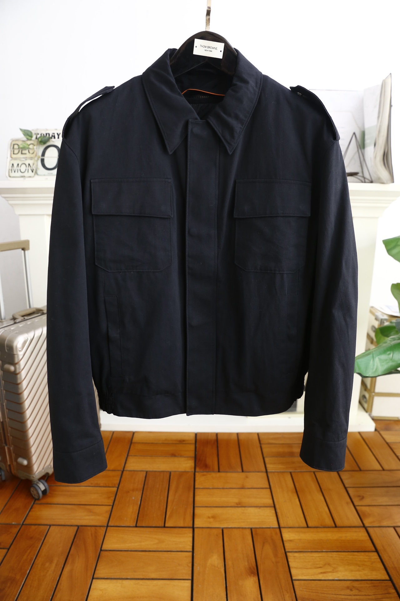 NO:124297,LP. New autumn and winter jackets can be worn in two ways. Overseas official website synchronous cotton jackets can be removed and worn alone. Original custom polyester fiber fabrics are more warm. Luxury and classic brand elements logos show brand characteristics, which are consistent with the original version. The latest jackets in the series are simple and not simple. Original hardware and accessories, trendy and fashionable high-end people must leave the version!  Counter size 48-56, shipped the next day!  ,loro piana,jackets & coats,alexander wang19860909LP. 秋冬新款夹克可两种穿法海外官网同步棉服可卸可单穿原版订制聚酯纤维面料,衣襟拉链设计保暖性更强,奢华经典品牌元素Logo标志彰显品牌特征,和原版一致,系列管网最新夹克款简约不简单的设计,原厂五金辅料,潮流时尚高档人士必留版！专柜尺码48-56,隔天出货！,,loro piana,jackets & coats,alexander wang,Men's clothing