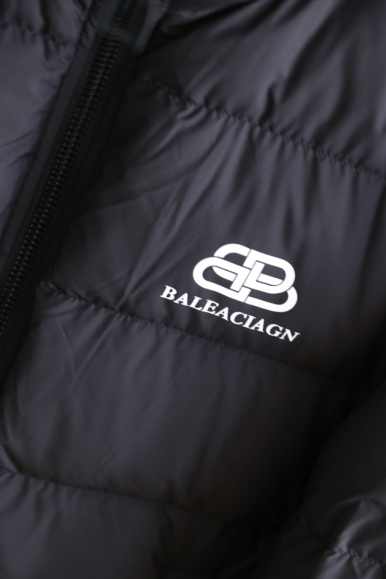 巴黎世家/Balenciaga.2024秋冬新款！秋冬经典男士立领羽绒外套推荐！早出晚归必备神器奢华经典