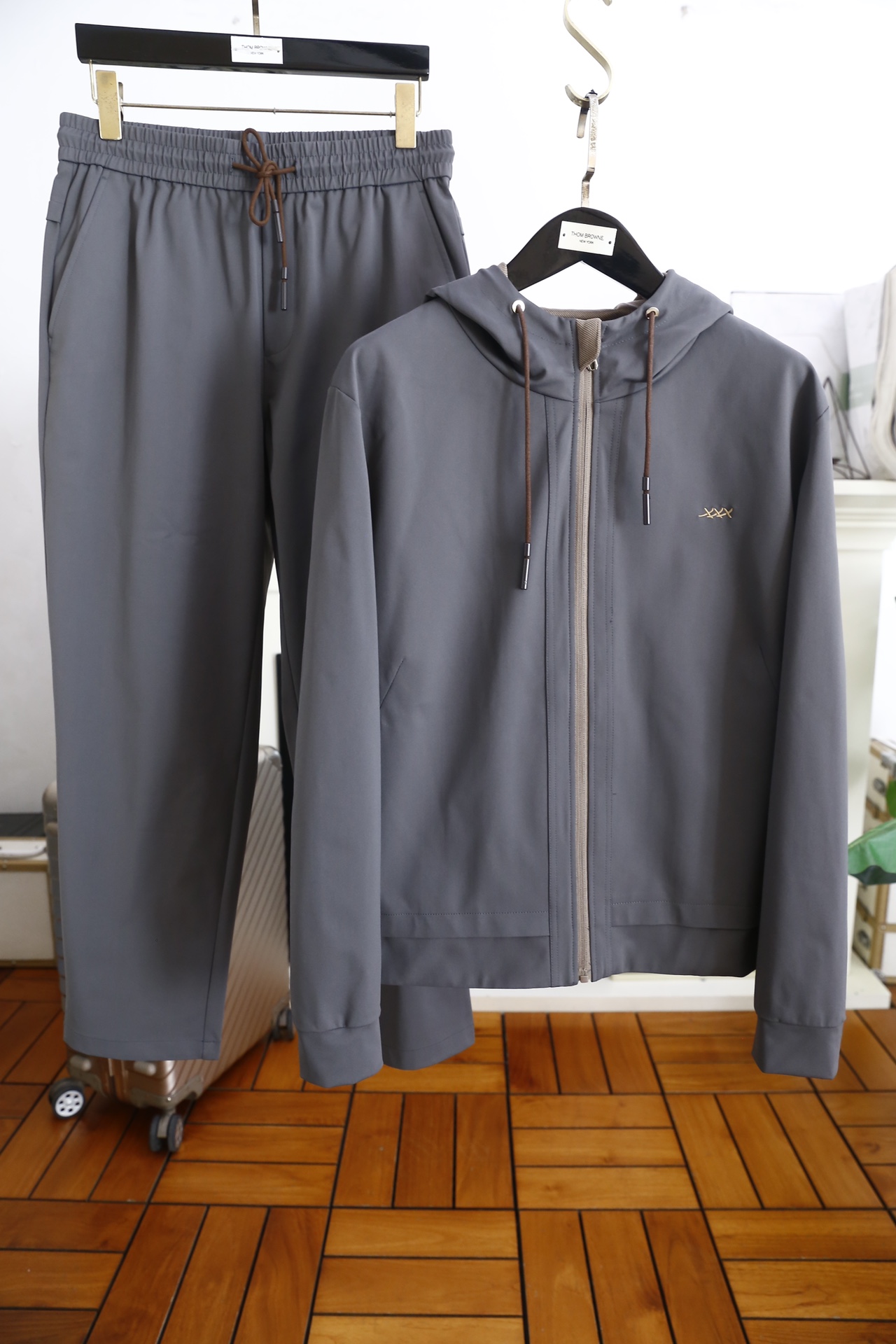 NO:124250,/Panp Jeni*/Ze*na. ss new products in autumn and winter!  Fashionable and trendy men's casual sports suits are made of high-end customized fabrics and high-weight fabrics, making them soft and comfortable!  The touch is delicate and soft, the upper body is comfortable and breathable, the luxury and classic brand LOGO brand style, luxurious and atmospheric style, the dress is not picky, the workmanship is meticulous, there is no pressure to enter and exit the counter. It is definitely a good product worth everyone!  Counter size M-3XL, shipped the next day!  ,zegna,alexander wang19860909/裤p杰尼*/Ze*na. ss秋冬新品！时尚潮流男士休闲运动套装采用高档定制面料,高克重面料,具备柔软舒适！手感细腻柔软 上身舒适透气 奢华经典品牌LOGO大牌风范 奢华大气 百搭款式 穿着不挑人 ,做工精细一丝不苟 ,出入专柜无压力 绝对值得人手一件的好货！专柜尺码M-3XL,隔天出货！,,zegna,alexander wang,Men's clothing