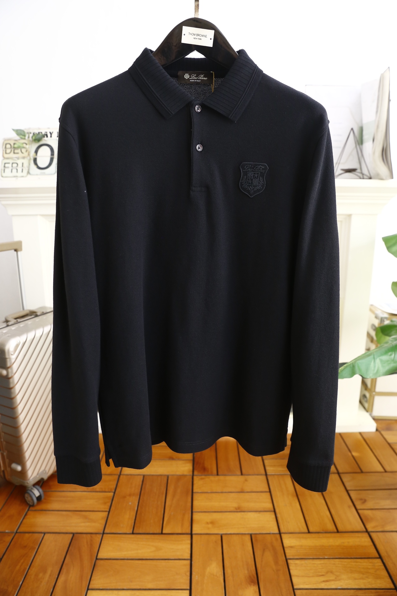 NO:124269,LP. 24 autumn and winter new long-sleeved lapel polo shirt!  The classic LOGO design of the luxury brand on the chest is made of high-end, top-quality comfortable and warm fabrics, which can be anti-static and comfortable and smooth, and the details are high-end. The classic double-buckle open and close placket is quite elegant and fashionable. The savoring and charming are very mature.  Extreme luxury enjoyment!  Simple and generous, a must-have item for men!  Counter size 48-56, shipped the next day!  loro piana alexander wang19860909LP. 24秋冬新品长袖翻领polo衫！胸前奢华品牌经典LOGO设计,采用高档顶级舒适保暖面料保暖极佳 可防静电手感舒适顺滑 ,细节之处尽显高级,经典双扣开合门襟,视觉相当雅致时髦,细品韵味十足,轻熟的配色！奢华极致享受！简单大方,男士必备单品！专柜尺码48-56,隔天出货！,,loro piana,alexander wang,Men's clothing