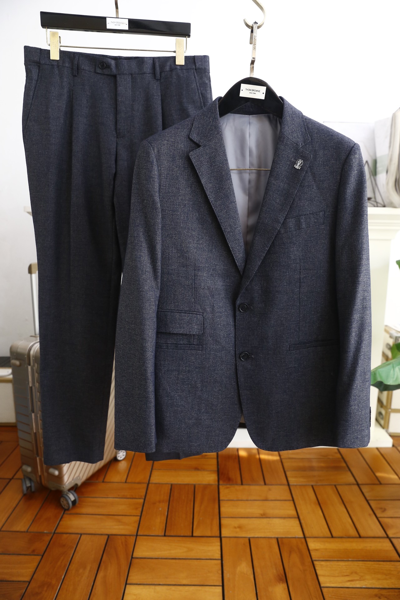 NO:124273,Brunello Cucinelli. 24 autumn and winter new casual and fashionable original suit set, the brand's classic LOGO mark is super generous, and the lining design emphasizes perfect lines, perfectly blending the low-key and melancholy temperament of Britain and the exquisite and noble French exquisiteness. It is neat and ergonomic tailoring, with a tall and handsome upper body, comfortable and slim, and a gentlemanly demeanor. Selected suit fabrics have soft and delicate touch, good luster and elasticity. This suit set is a good choice for handsome men. The silhouette and waist-hugging tailoring add more comfort to handsome men's outfits, making them look slim without losing their handsomeness! A must-have for trendy men! Counter size M-3XL, shipped the next day! brunello cucinelli,business suit,alexander wang19860909Brunello Cucinelli. 24秋冬新品休闲时尚原單西服套装,品牌经典LOGO标记超级大方,搭配内衬设计强调完美的线条,将英伦低调忧郁的气质与法国精致高贵完美融合在一起.利落而符合人体工学的剪裁,上身挺拔帅气,舒适修身,绅士风度一览无遗.精选西服面料,手感柔软而细腻,光泽和弹性较好.配此款西装套装是型男们不错的选择,廓型感和收腰剪裁,为型男们的着装平添更多舒适度,显瘦而不失帅气！潮男必备！专柜尺码M-3XL,隔天出货！,,brunello cucinelli,business suit,alexander wang,Men's clothing