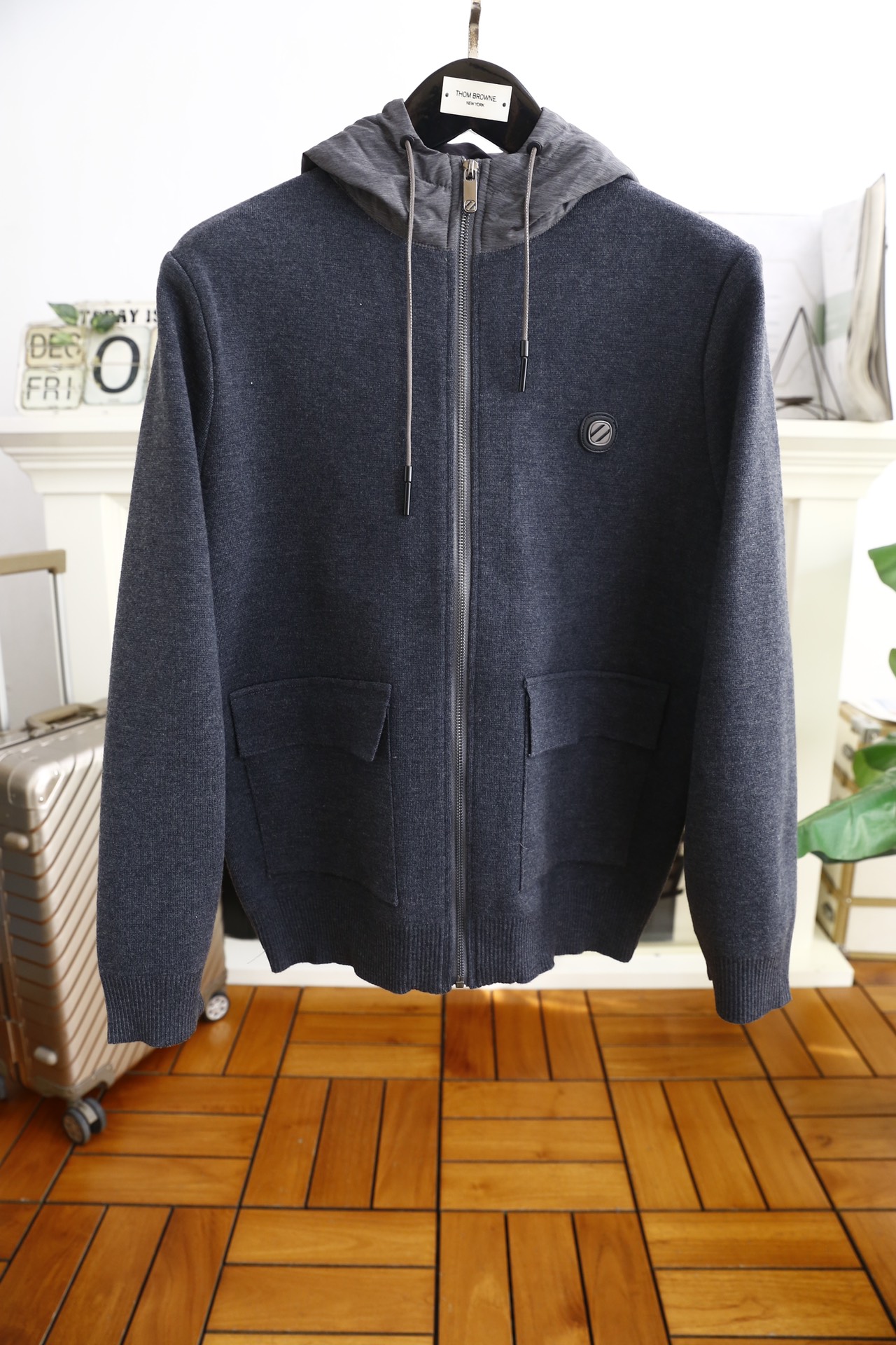 NO:124271,Jeni*/Ze*na. Recommended for new 24 autumn and winter classic hooded jackets!  Luxury classic brand elements matching for early and late autumn!  Fashionable zippered men's jacket, fashionable casual jacket jacket, high-end top comfortable and warm fabric, the texture is high-end and delicate, with a strong sense of class and luxurious classic element design, both business and casual styles, versatile styles are suitable for all occasions, and anyone can easily control it!  Counter code M-3XL, shipped the next day!  ,zegna,jackets & coats,jackets & coats,hats,alexander wang19860909杰尼*/Ze*na. 24秋冬新品经典连帽夹克推荐！秋季早出晚归必备神器奢华经典品牌元素搭配！时尚拉链男士外套,时尚休闲外套夹克 ,采用高档顶级舒适保暖面料面料的质感很高档细腻,档次感强奢华经典元素设计,商务休闲兼备款,款式百搭适合各种场合 ,任何人都可以轻松驾驭！专柜码数M-3XL,隔天出货！,,zegna,jackets & coats,jackets & coats,hats,alexander wang,Men's clothing