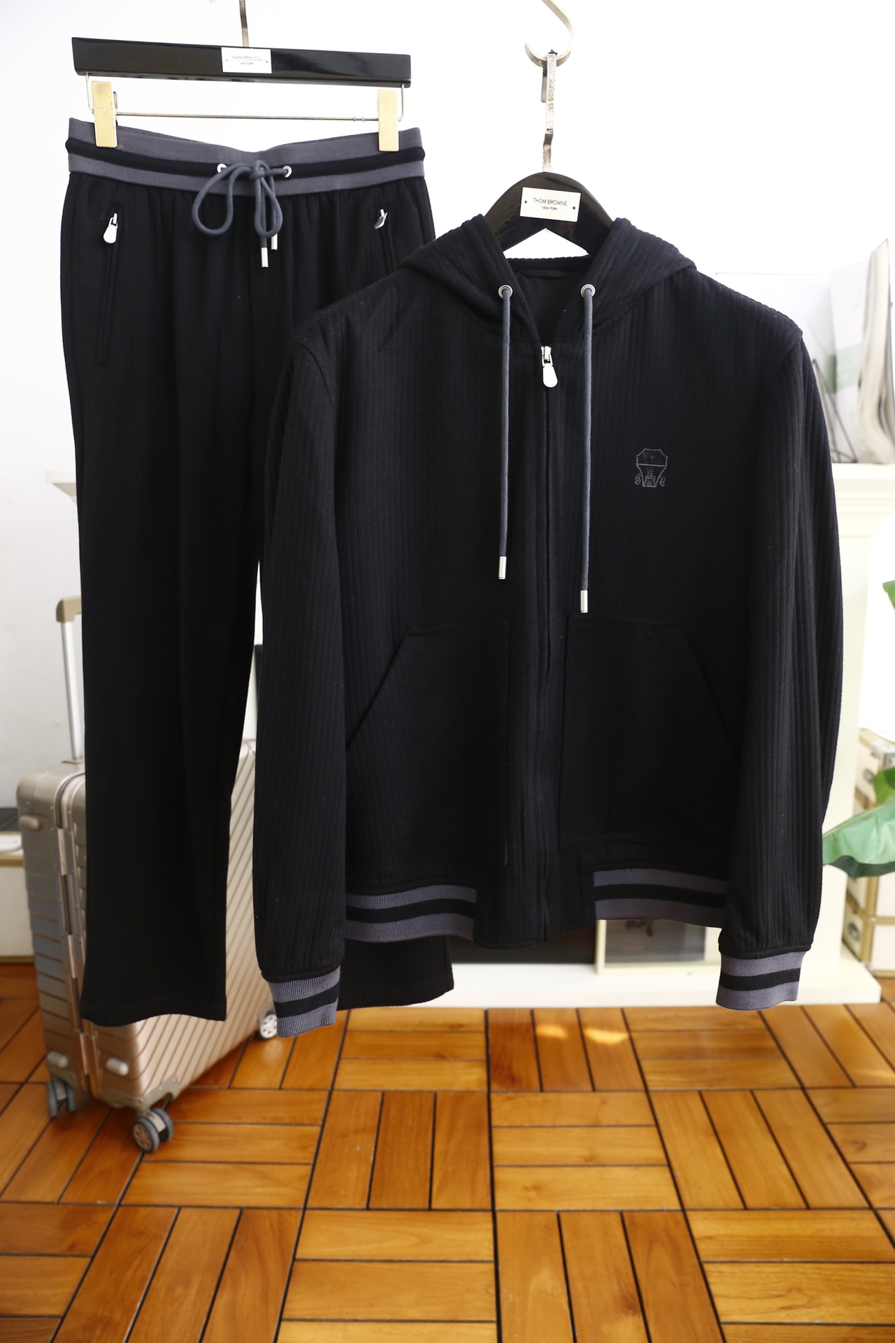 NO:124275,P-clothes/trousers pBrunello Cucinelli. ss autumn and winter new products!  Fashionable and trendy men's casual sports suits are made of high-end comfortable and warm fabrics, high-quality fabrics, and are soft and comfortable!  The touch is delicate and soft, the upper body is comfortable and breathable, the luxury and classic brand LOGO brand style, luxurious and atmospheric style, the dress is not picky, the workmanship is meticulous, there is no pressure to enter and exit the counter. It is definitely a good product worth everyone!  Counter size M-3XL, shipped the next day!  brunello cucinelli alexander wang19860909P衣/裤pBrunello Cucinelli. ss秋冬新品！时尚潮流男士休闲运动套装采用高档舒适保暖面料,高克重面料,具备柔软舒适！手感细腻柔软 上身舒适透气 奢华经典品牌LOGO大牌风范 奢华大气 百搭款式 穿着不挑人 ,做工精细一丝不苟 ,出入专柜无压力 绝对值得人手一件的好货！专柜尺码M-3XL,隔天出货！,,brunello cucinelli,alexander wang,Men's clothing