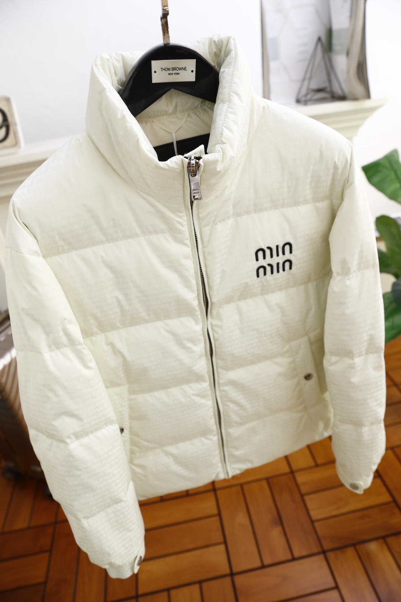 MIUMIU.2024秋冬新品！时尚男士羽绒服外套！超级无敌保暖领口细节时尚立领设计不会显得整体造型太过