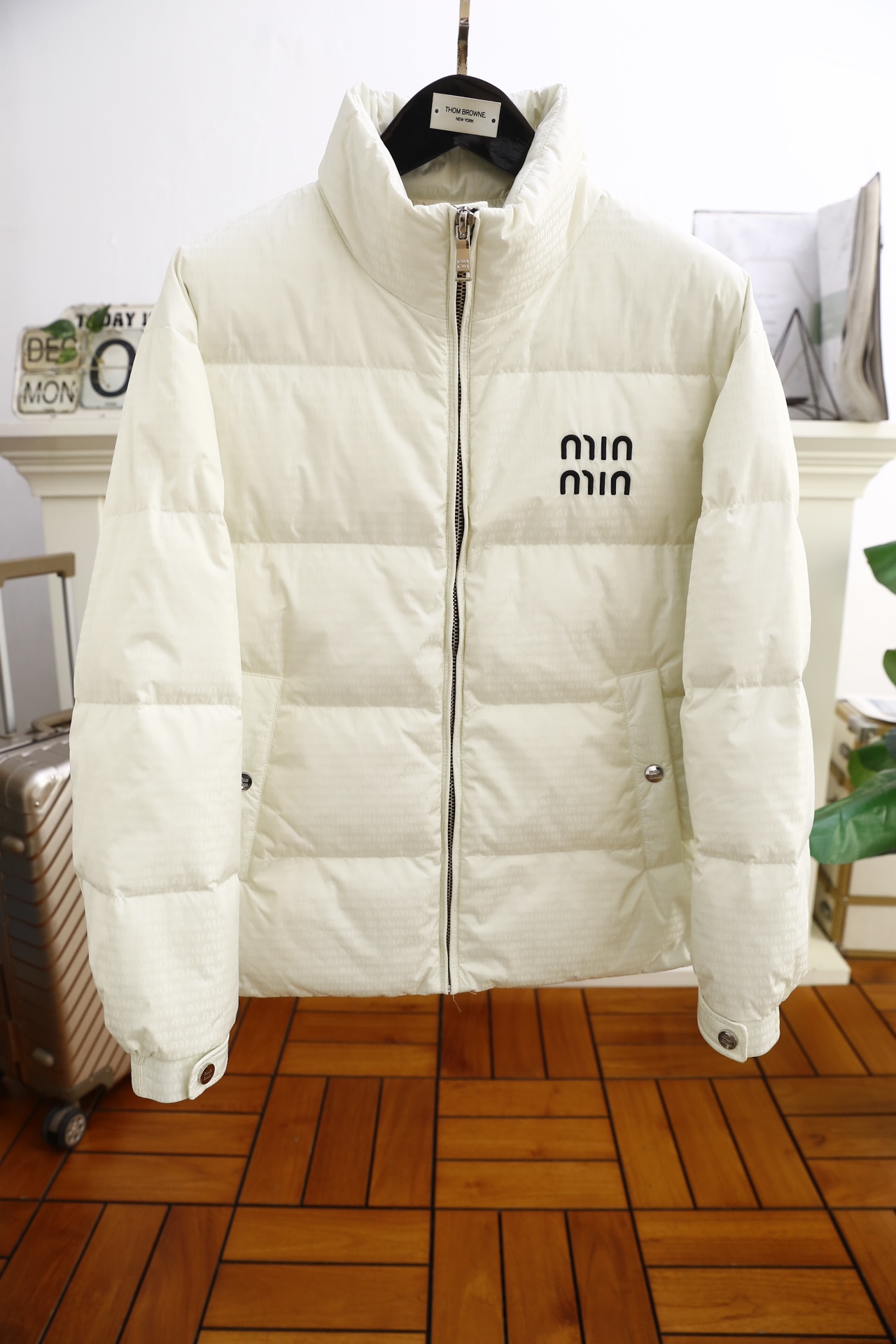 MIUMIU.2024秋冬新品！时尚男士羽绒服外套！超级无敌保暖领口细节时尚立领设计不会显得整体造型太过