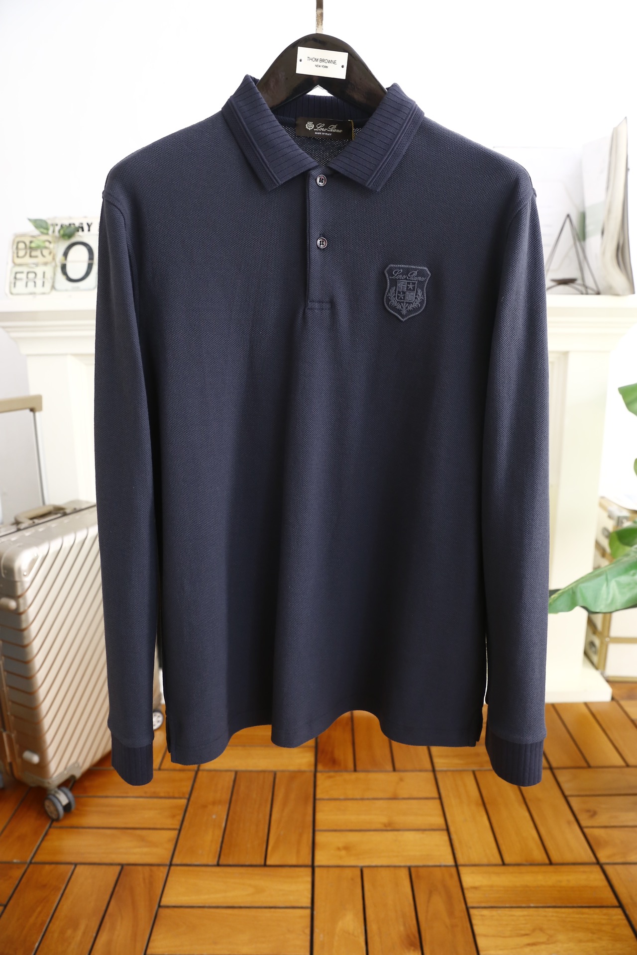 NO:124265,LP. 24 autumn and winter new long-sleeved lapel polo shirt!  The classic LOGO design of the luxury brand on the chest is made of high-end, top-quality comfortable and warm fabrics, which can be anti-static and comfortable and smooth, and the details are high-end. The classic double-buckle open and close placket is quite elegant and fashionable. The savoring and charming are very mature.  Extreme luxury enjoyment!  Simple and generous, a must-have item for men!  Counter size 48-56, shipped the next day!  loro piana alexander wang19860909LP. 24秋冬新品长袖翻领polo衫！胸前奢华品牌经典LOGO设计,采用高档顶级舒适保暖面料保暖极佳 可防静电手感舒适顺滑 ,细节之处尽显高级,经典双扣开合门襟,视觉相当雅致时髦,细品韵味十足,轻熟的配色！奢华极致享受！简单大方,男士必备单品！专柜尺码48-56,隔天出货！,,loro piana,alexander wang,Men's clothing