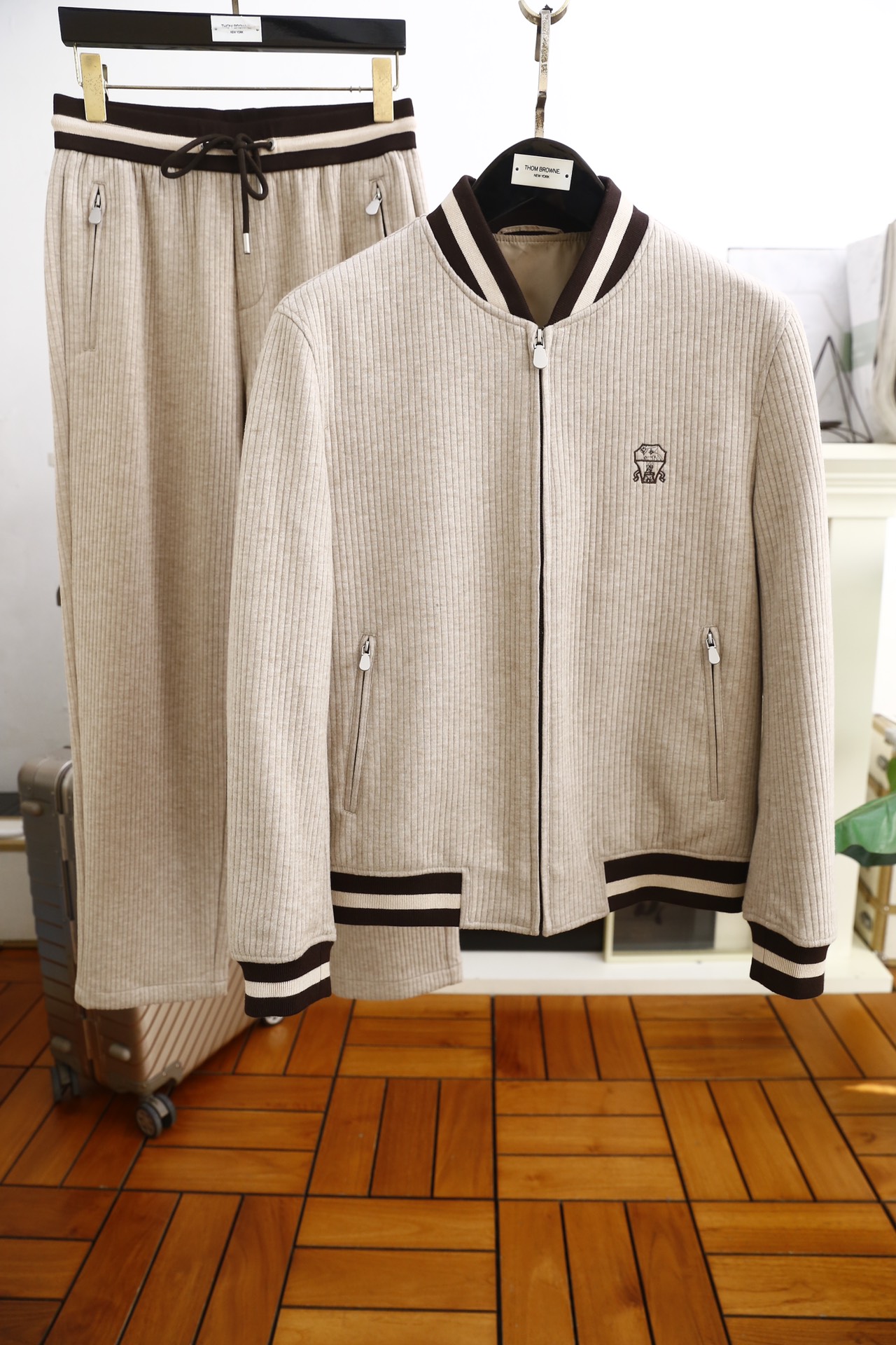 NO:124267,Clothes/trousers pBrunello Cucinelli. ss new autumn and winter products!  Fashionable and trendy men's casual sports suits are made of high-end comfortable and warm fabrics, high-quality fabrics, and are soft and comfortable!  The touch is delicate and soft, the upper body is comfortable and breathable, the luxury and classic brand LOGO style is luxurious and atmospheric, versatile style, the dress is not picky, the workmanship is meticulous, there is no pressure to enter and exit the counter. It is definitely a good product worth everyone to use!  Counter size M-3XL, shipped the next day!  brunello cucinelli alexander wang19860909衣/裤pBrunello Cucinelli. ss秋冬新品！时尚潮流男士休闲运动套装采用高档舒适保暖面料,高克重面料,具备柔软舒适！手感细腻柔软 上身舒适透气 奢华经典品牌LOGO大牌风范 奢华大气 百搭款式 穿着不挑人 ,做工精细一丝不苟 ,出入专柜无压力 绝对值得人手一件的好货！专柜尺码M-3XL,隔天出货！,,brunello cucinelli,alexander wang,Men's clothing