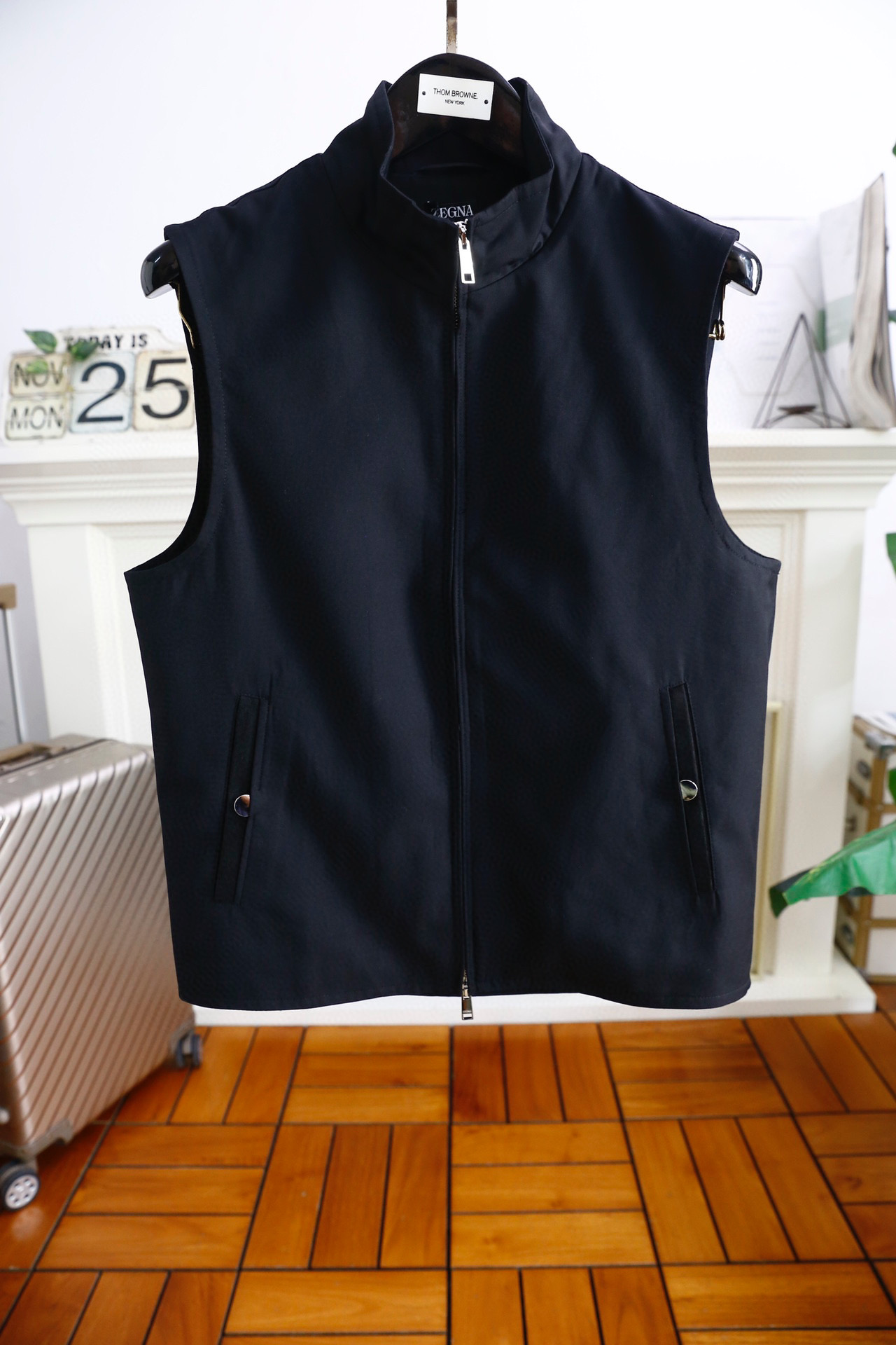 NO:136469,Jeni*/Ze*na. 24 new Autumn and Winter Vest!  A simple and fashionable vest for men, with a sense of detail, luxurious and classic brand elements LOGO design!  Every detail is exquisite and stylish, with a three-dimensional silhouette, and the upper body is very energetic!  Standard style!  The fabric is made of soft and delicate custom fabric. It is a comfortable and comfortable upper body, crisp and stylish, and can be easily controlled by both business and leisure! Counter sizes 48-56, shipped the next day!  ,zegna,alexander wang19860909杰尼*/Ze*na. 24秋冬新品马甲！男士商务休闲马甲简约时尚又不失细节感一款,奢华经典品牌元素LOGO设计！每一处细节都精致有型 立体廓型感,上身超显精神！标准的版型！面料采用柔软细腻定制面料 上身亲肤舒适,挺括有型,商务休闲都能很好驾驭的一款! 专柜尺码48-56,隔天出货！,,zegna,alexander wang,Men's clothing