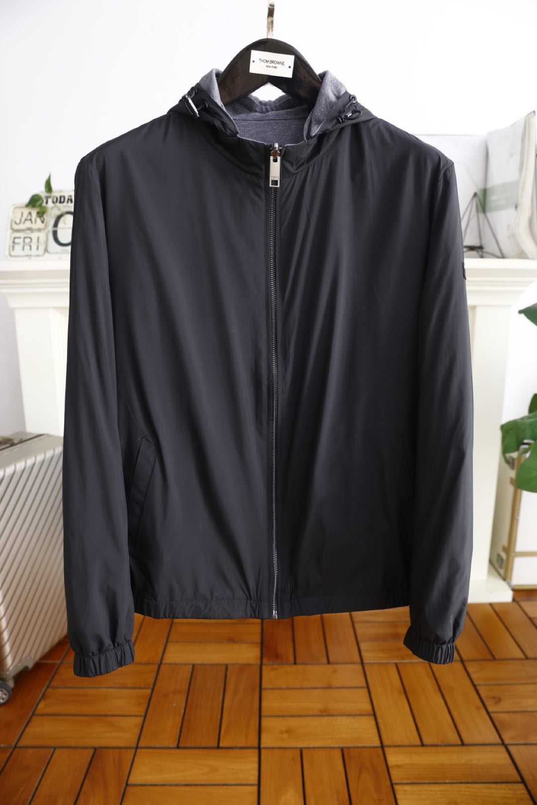 NO:124258,Jenny*/Zeg*a. New autumn and winter fashion men's double-sided wearable jacket original single ruthless product!  Classic brand letter pattern matching!  New products for overseas purchasing agent show, fashionable and classic zipper placket design is excellent for warmth!  A very design-like and practical style that is so exciting!  Extremely eye-catching!  Extremely luxurious!  Easily advance the sense of fashion, with extremely exquisite workmanship and neat and meticulous wiring!  Original hardware, masterpiece of big-name designers!  The upper body doesn't look bloated and super handsome!  A must-have for autumn and winter, counter sizes 48-56, shipped the next day!  ,zegna,jackets & coats,jackets & coats,alexander wang19860909杰尼*/Zeg*a. 秋冬新品时尚男士双面可穿夹克外套原单狠货！经典品牌字母图案搭配！海外代购秀场新品,时尚经典拉链门襟设计保暖效果超棒！极具设计感又实穿的一款 爆到疯掉！极为抢眼！奢华至极！轻松将时髦感进阶,做工极为考究严谨,走线工整细致！原版五金,大牌设计师巨作！上身不显臃肿、超级帅气！秋冬必备款,专柜尺码48-56,隔天出货！,,zegna,jackets & coats,jackets & coats,alexander wang,Men's clothing