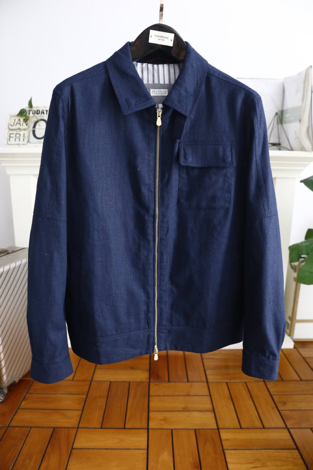 NO:124260,Brunello Cucinelli. Recommended for 24 new autumn and winter classic lapel jackets!  Luxury classic elements are necessary for a magical artifact that comes out early and comes back late in autumn!  Fashionable zippered men's jacket, fashionable casual jacket jacket, high-end and comfortable fabric, high-end and delicate texture, strong sense of class, luxurious and classic elements design, business and casual style, versatile style suitable for all occasions, anyone can easily control it!  The counter number is 48-56, shipped the next day!  , brunello cucinelli,jackets & coats,jackets & coats,alexander wang19860909Brunello Cucinelli. 24秋冬新品经典翻领夹克推荐！秋季早出晚归必备神器奢华经典元素搭配！时尚拉链男士外套,时尚休闲外套夹克 ,采用高档顶级舒适面料面料的质感很高档细腻,档次感强奢华经典元素设计,商务休闲兼备款,款式百搭适合各种场合 ,任何人都可以轻松驾驭！专柜码数48-56,隔天出货！,,brunello cucinelli,jackets & coats,jackets & coats,alexander wang,Men's clothing