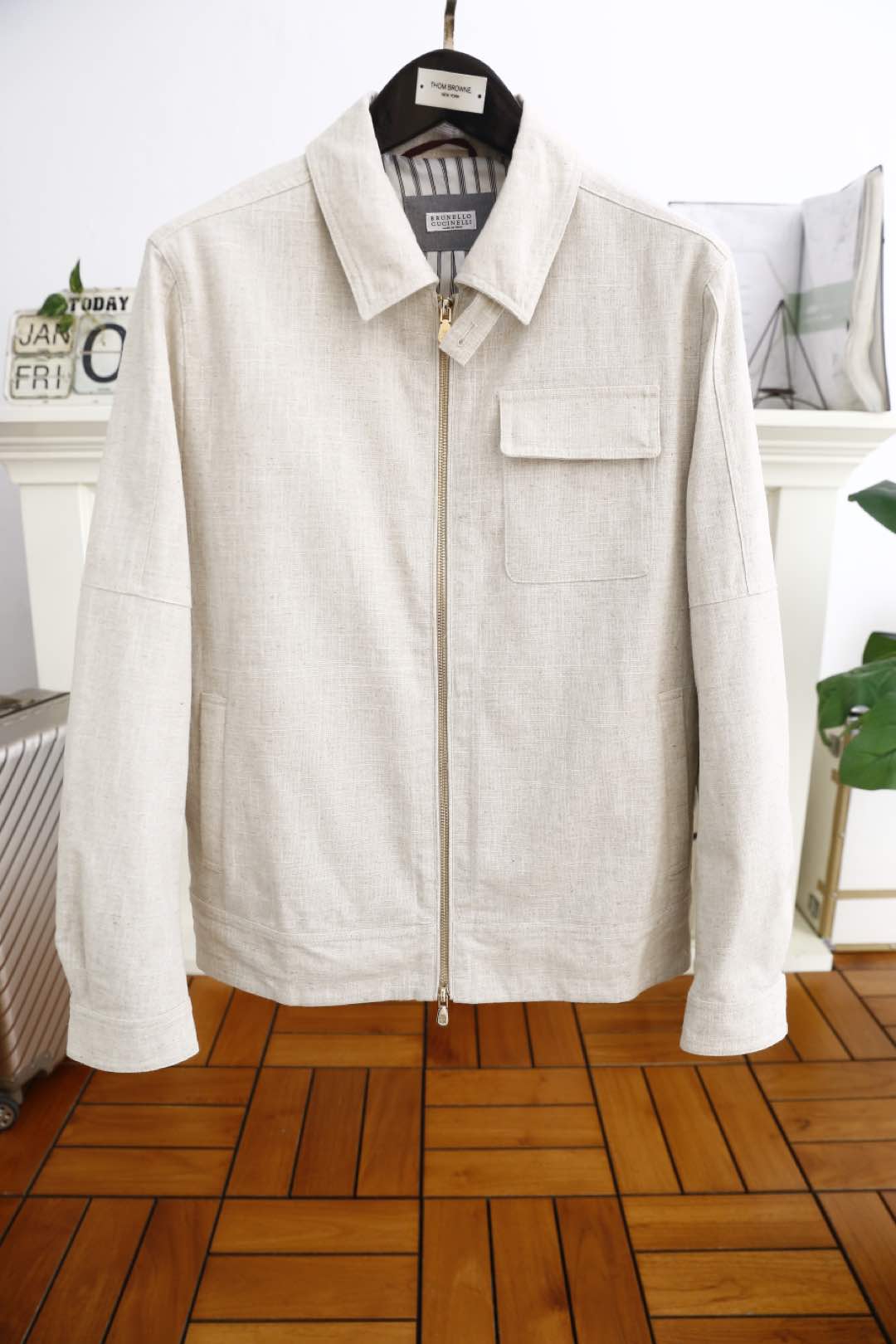 NO:608980,Brunello Cucinelli. 24 new autumn and winter classic lapel jacket recommended!  A must-have in autumn for going out early and coming back late, a must-have with luxurious classic elements!  Fashionable zippered men's jackets, fashionable casual jackets, made of high-end top-grade comfortable fabrics, the texture of the fabrics is very high-end and delicate, and it is designed with strong class and luxurious classic elements. It is suitable for both business and leisure. The style is versatile and suitable for various occasions. Anyone can easily control it!  Counter code number is 48-56, shipped the next day!  ,,brunello cucinelli,jackets & coats,jackets & coats,alexander wang19860909Brunello Cucinelli. 24秋冬新品经典翻领夹克推荐！秋季早出晚归必备神器奢华经典元素搭配！时尚拉链男士外套,时尚休闲外套夹克 ,采用高档顶级舒适面料面料的质感很高档细腻,档次感强奢华经典元素设计,商务休闲兼备款,款式百搭适合各种场合 ,任何人都可以轻松驾驭！专柜码数48-56,隔天出货！,,brunello cucinelli,jackets & coats,jackets & coats,alexander wang,Men's clothing