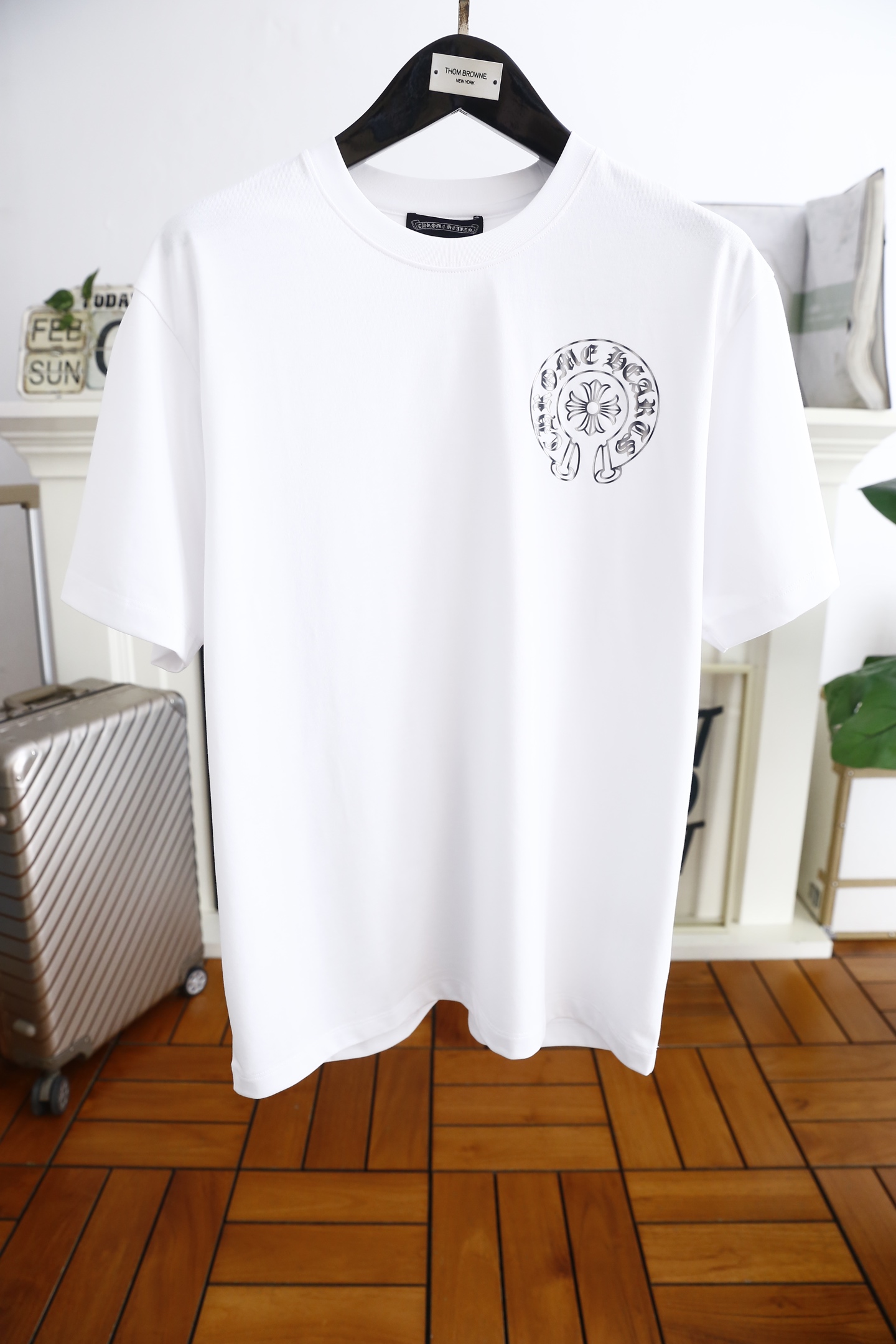 NO:116337,Crome Hear*s. New spring 2025!  Fashionable and casual round neck short-sleeved fashion item design, more fashionable and comfortable, high-standard customization, very stylish upper body, luxurious and classic brand LOGO pattern, customer-supplied auxiliary materials, imported high-end custom fabrics with very delicate texture, exquisite details and exquisite craftsmanship, and extremely shaping items, can be matched with any fashion, super good style, three standards are complete!  A must-have item for trendy men. Counter size: M-3XL, shipped the next day!  ,,chrome hearts,chrome hearts,T-shirt,alexander wang19860909克罗心/Chrome Hear*s. 2025春季新款！时尚休闲圆领短袖时尚单品设计,更加时尚舒适,高标准定制,上身非常有型,奢华经典品牌LOGO 图案 客供辅料,客供进口高档定制面料质感非常细腻,细节工艺精湛考究,塑造性极高的一款单品,任何时装都可以搭配,版型超级好 三标齐全！潮男必备单品 专柜尺码:M-3XL,隔天出货！,,chrome hearts,chrome hearts,T-shirt,alexander wang,Men's clothing