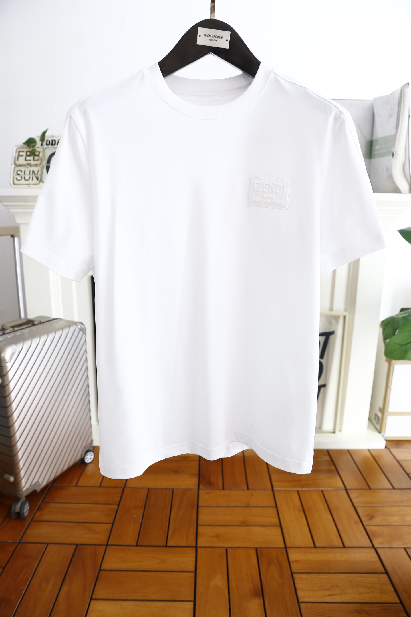 NO:116334,Fendi/Fe*di. 2025 spring new product men's round neck short sleeves with luxurious brand letters LOGO logo on the chest and you can appreciate the youthfulness and fashion sense brought by this design!  The overall fashion is fashionable and trendy. The fabric is made of top-quality fabrics for customer supply, soft, skin-friendly and breathable, and has a very crisp and crisp drooping feeling. The upper body is fashionable and fashionable, and it is a must-have item for trendy men!  Complete three standards!  Counter size 48-56, shipped the next day!  ,fendi,T-shirt,alexander wang19860909芬迪/Fe*di. 2025春季新品男士圆领短袖胸前奢华品牌字母LOGO标识标注上身就能体会这款设计带来的年轻与时尚感！整体时尚而有潮流,面料采用客供顶级面料 柔软亲肤透气 ,又有很好的挺括 垂感 上身时尚潮流色系,潮男必备单品！三标齐全！专柜尺码48-56,隔天出货！,,fendi,T-shirt,alexander wang,Men's clothing