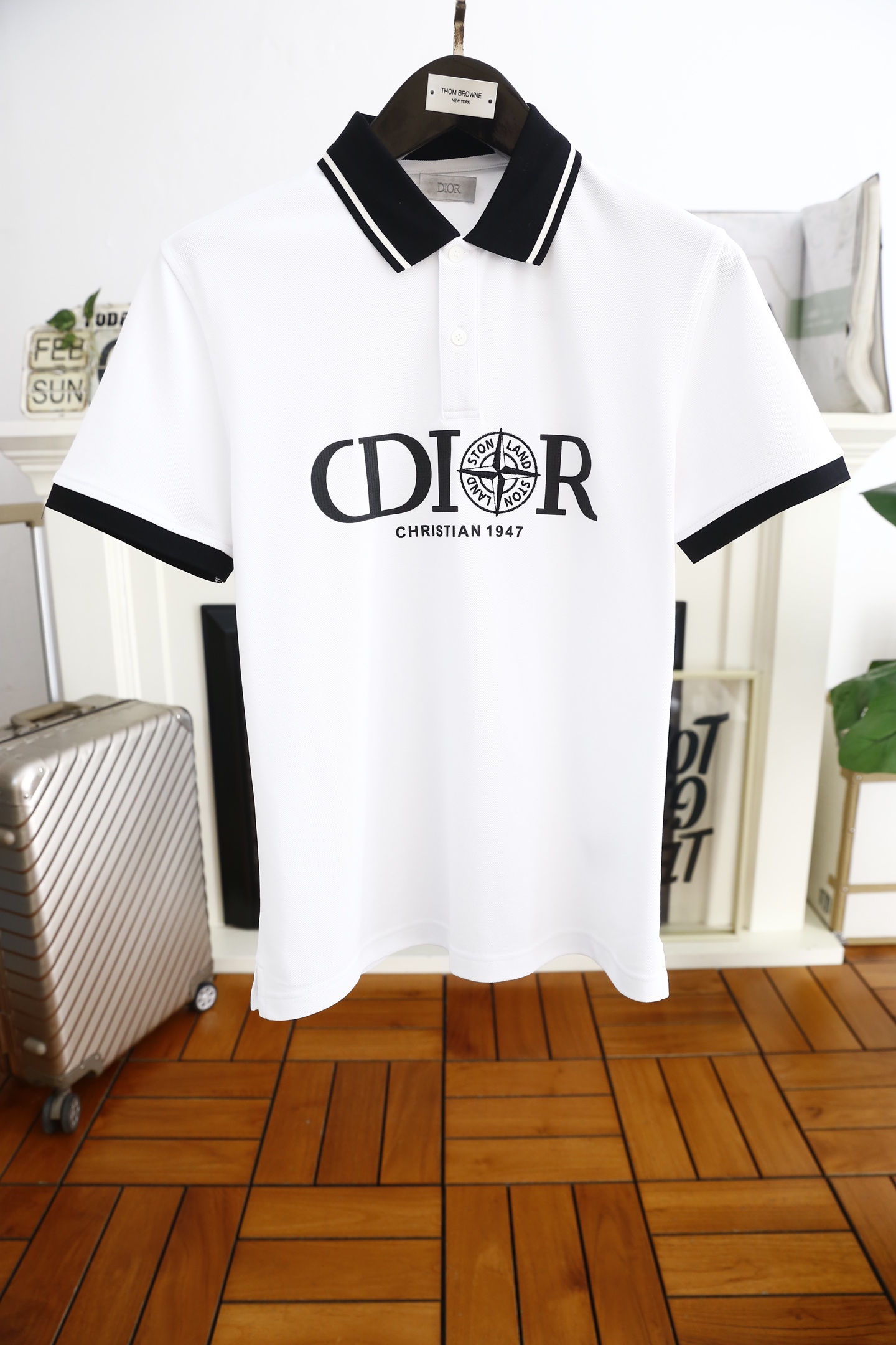 NO:116343,Dior/Christian Di*r. New products for spring 2025!  Classic fashion lapel polo short-sleeved fashion item design, more fashionable and comfortable, high-standard customization, very stylish on the upper body, luxury brand classic letter LOGO pattern customer-supplied auxiliary materials, customer-supplied imported high-end fine Judy fabric has very delicate texture, exquisite and exquisite detailing and exquisite accessories, all supplied by foreign merchants, a single item with extremely high shaping ability, can be matched with any fashion, complete with three standards!  The style is super good, a must-have item for trendy men. Counter size: 48-56, shipped the next day!  ,dior,T-shirt,alexander wang19860909迪奥/Christian Di*r. 2025春季新品！经典时尚翻领polo短袖时尚单品设计,更加时尚舒适,高标准定制,上身非常有型,奢华品牌经典字母LOGO图案 客供辅料,客供进口高档加细朱迪面料质感非常细腻,细节工艺精湛考究,辅料皆为外商客供,塑造性极高的一款单品,任何时装都可以搭配,三标齐全！版型超级好 潮男必备单品 专柜尺码:48-56,隔天出货！,,dior,T-shirt,alexander wang,Men's clothing