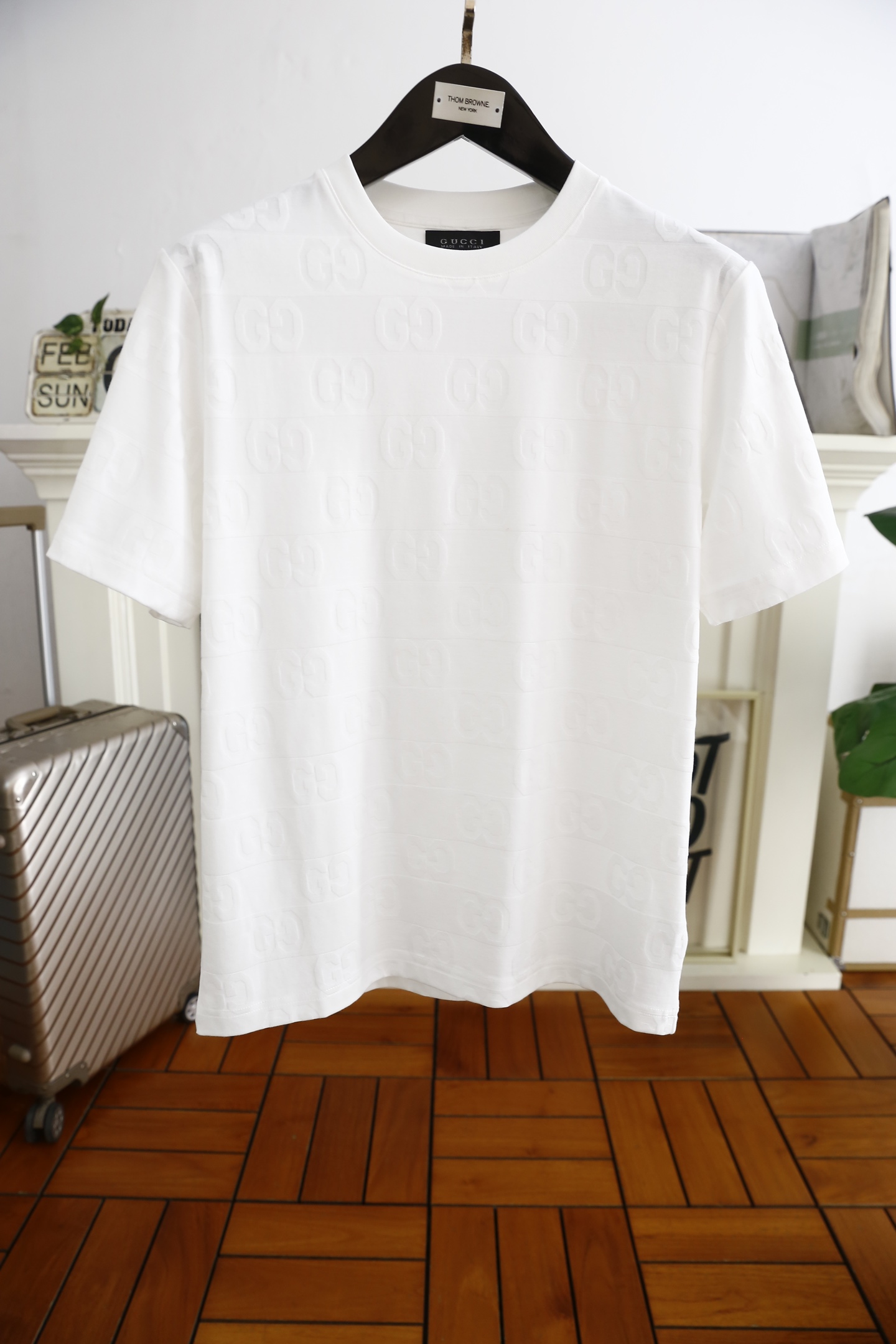 NO:116340,Gucci/Gu*ci. The new spring 2025 new men's short-sleeved heavyweight stunt item is available, with a new form of elegant style and high street mix and match tone that is tasteful and eye-catching. The luxury brand full jacquard LOGO pattern design has rich visual effects, and the use of high-end soft and comfortable fabrics is particularly good in skin-friendly. The design concept of exquisite fashion and elegant perfectly interprets the urban male temperament counter size 48-56, shipped the next day!  ,gucci,T-shirt,alexander wang19860909古驰/Gu*ci. 2025春季新款男士短袖上市重磅级尤物单品,新形态雅痞风格高街混搭腔调有味,吸睛有力之作.奢华品牌满幅提花LOGO图案设计,视觉效果丰富,采用高档柔软舒适面料亲肤感特别好.赋予了时装精致和优雅的设计理念完美诠释都市型男气质专柜尺码48-56,隔天出货！,,gucci,T-shirt,alexander wang,Men's clothing