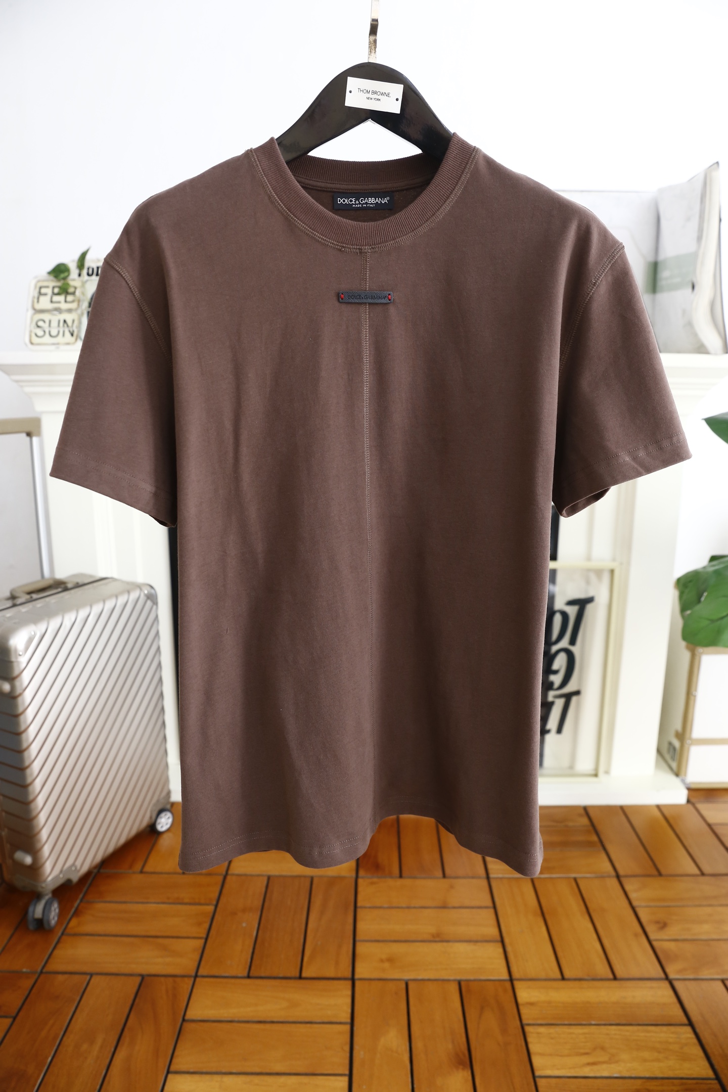 NO:116331,Dolce & Gabbana. The 25 spring new product men's round neck short sleeves on the chest with luxurious classic brand LOGO logo on the upper body and you can experience the youthfulness and fashion sense brought by this design!  The overall fashion is fashionable and trendy. The fabric is made of top-quality fabrics for customer supply, soft, skin-friendly and breathable, and has a very crisp and drooping feeling. The upper body is fashionable and fashionable, and must-have for men!  Counter size M-3XL, shipped the next day!  ,Dolce & Gabbana,Dolce & Gabbana,T-shirt,alexander wang19860909杜嘉班纳/Dolce & Gabbana. 25春季新品男士圆领短袖胸前奢华经典品牌LOGO标识标注上身就能体会这款设计带来的年轻与时尚感！整体时尚而有潮流,面料采用客供顶级面料 柔软亲肤透气 ,又有很好的挺括 垂感 上身时尚潮流色系,男士必备单品！专柜尺码M-3XL,隔天出货！,,Dolce&Gabbana,Dolce&Gabbana,T-shirt,alexander wang,Men's clothing