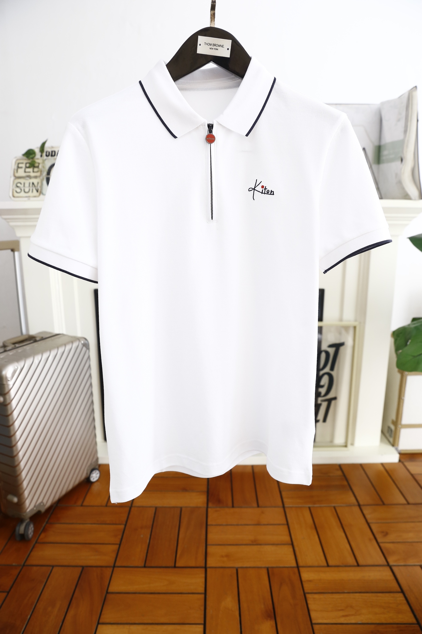 NO:116346,Kiton. 2025 spring new product classic fashionable zipper POLO shirt!  Fashionable single product design, the brand letter pattern on the chest is more fashionable and comfortable, customized with high standards, the upper body is very stylish, customer-supplied auxiliary materials, imported high-end customized fabrics have very delicate texture, exquisite details and exquisite craftsmanship, and auxiliary materials are all supplied by foreign customers. It is a very shaping item, which can be matched with any fashion, and the style is super good. A must-have item for trendy men. Counter size: 48-56, shipped the next day!  ,alexander wang19860909Kiton. 2025春季新品经典时尚拉链POLO衫！时尚单品设计,胸前品牌字母图案搭配更加时尚舒适,高标准定制,上身非常有型,客供辅料,客供进口高档定制面料质感非常细腻,细节工艺精湛考究,辅料皆为外商客供,塑造性极高的一款单品,任何时装都可以搭配,版型超级好 潮男必备单品 专柜尺码:48-56,隔天出货！,,alexander wang,Men's clothing