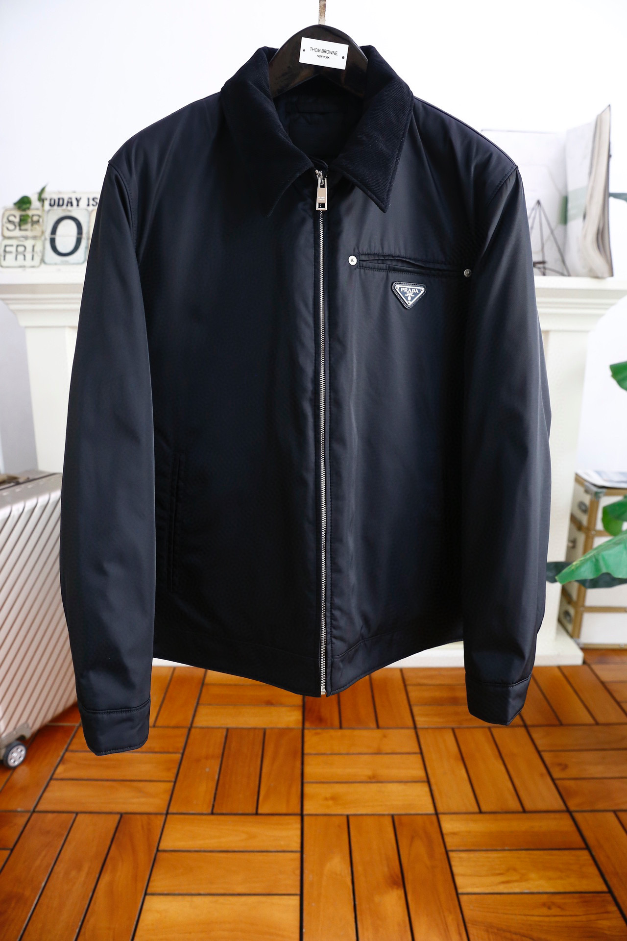 NO:116322,Pula*/Pr*da. 25 men's jackets recommended!  Recycled nylon zipper stylish men's lapel jacket stylish casual jacket jacket!  The texture of high-end customized fabric is very high-end and delicate, with a strong sense of class, with a luxurious brand classic element design, and the auxiliary materials are all customized to create a brand logo. It is both business and casual, and the style is versatile and suitable for all occasions. Anyone can easily control it!  Counter size M-3XL, shipped the next day!  ,,prada,jackets & coats,jackets & coats,alexander wang19860909普拉*/Pr*da. 25男士夹克推荐！再生尼龙拉链时尚男士翻领外套时尚休闲外套夹克！采用高档定制面料的质感很高档细腻,档次感强 ,奢华品牌经典元素设计,辅料全定制出品牌logo.商务休闲兼备款,款式百搭适合各种场合 ,任何人都可以轻松驾驭！专柜尺码M-3XL,隔天出货！,,prada,jackets & coats,jackets & coats,alexander wang,Men's clothing