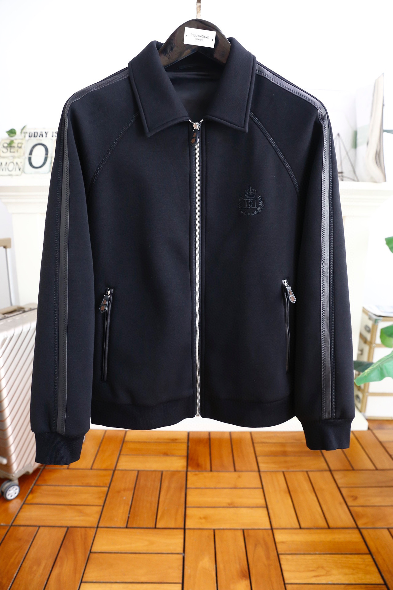 NO:116325,Dolce & Gabbana. 2025 men's jacket recommendation!  Fashion Men's Lapel Jacket Fashion Casual Jacket Jacket!  The texture of high-end customized fabric is very high-end and delicate, with a strong sense of class, with a luxurious brand classic element design, and the auxiliary materials are all customized to create a brand logo. It is both business and casual, and the style is versatile and suitable for all occasions. Anyone can easily control it!  Counter size M-3XL, shipped the next day!  ,Dolce & Gabbana,Dolce & Gabbana,jackets & coats,jackets & coats,alexander wang19860909杜嘉班纳/Dolce & Gabbana. 2025男士夹克推荐！时尚男士翻领外套时尚休闲外套夹克！采用高档定制面料的质感很高档细腻,档次感强 ,奢华品牌经典元素设计,辅料全定制出品牌logo.商务休闲兼备款,款式百搭适合各种场合 ,任何人都可以轻松驾驭！专柜尺码M-3XL,隔天出货！,,Dolce&Gabbana,Dolce&Gabbana,jackets & coats,jackets & coats,alexander wang,Men's clothing