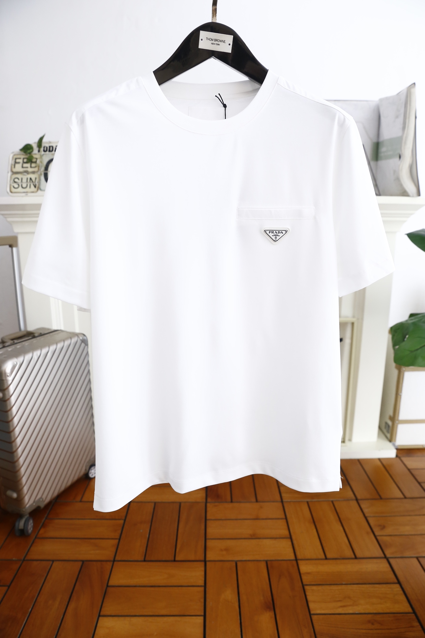 NO:116362,Pula*/Pr*da. The new spring 2025 new product for men's round neck short sleeves on the chest, the luxurious brand triangle letters LOGO logo on the upper body can be appreciated by the youthfulness and fashion sense brought by this design!  The overall fashion is fashionable and trendy. The fabric is made of top-quality fabrics for customer supply, soft, skin-friendly and breathable, and has a very crisp and crisp drooping feeling. The upper body is fashionable and fashionable, and it is a must-have item for trendy men!  Complete three standards!  Counter size 48-56, shipped the next day!  ,,prada,T-shirt,alexander wang19860909普拉*/Pr*da. 2025春季新品男士圆领短袖胸前奢华品牌三角标字母LOGO标识标注上身就能体会这款设计带来的年轻与时尚感！整体时尚而有潮流,面料采用客供顶级面料 柔软亲肤透气 ,又有很好的挺括 垂感 上身时尚潮流色系,潮男必备单品！三标齐全！专柜尺码48-56,隔天出货！,,prada,T-shirt,alexander wang,Men's clothing