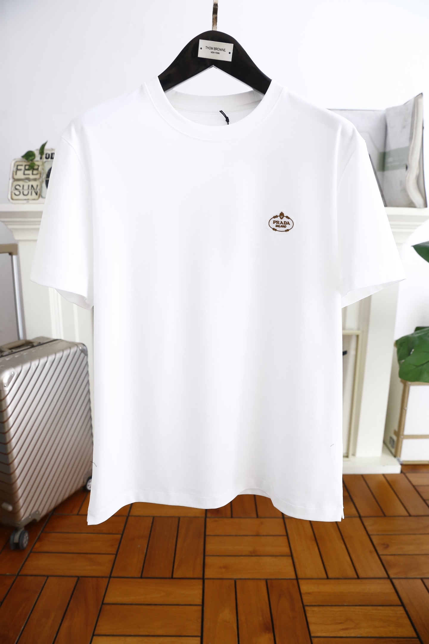 NO:116359,Pula*/Pr*da. The new spring 2025 new product for men's round neck short sleeve luxury classic brand letter LOGO logo marked on the upper body to experience the youthfulness and fashion sense brought by this design!  The overall fashion is fashionable and trendy. The fabric is made of top-quality fabrics for customer supply, soft, skin-friendly and breathable, and has a very crisp and crisp drooping feeling. The upper body is fashionable and fashionable, and it is a must-have item for trendy men!  Complete three standards!  Counter size 48-56, shipped the next day!  ,,prada,T-shirt,alexander wang19860909普拉*/Pr*da. 2025春季新品男士圆领短袖奢华经典品牌字母LOGO标识标注上身就能体会这款设计带来的年轻与时尚感！整体时尚而有潮流,面料采用客供顶级面料 柔软亲肤透气 ,又有很好的挺括 垂感 上身时尚潮流色系,潮男必备单品！三标齐全！专柜尺码48-56,隔天出货！,,prada,T-shirt,alexander wang,Men's clothing