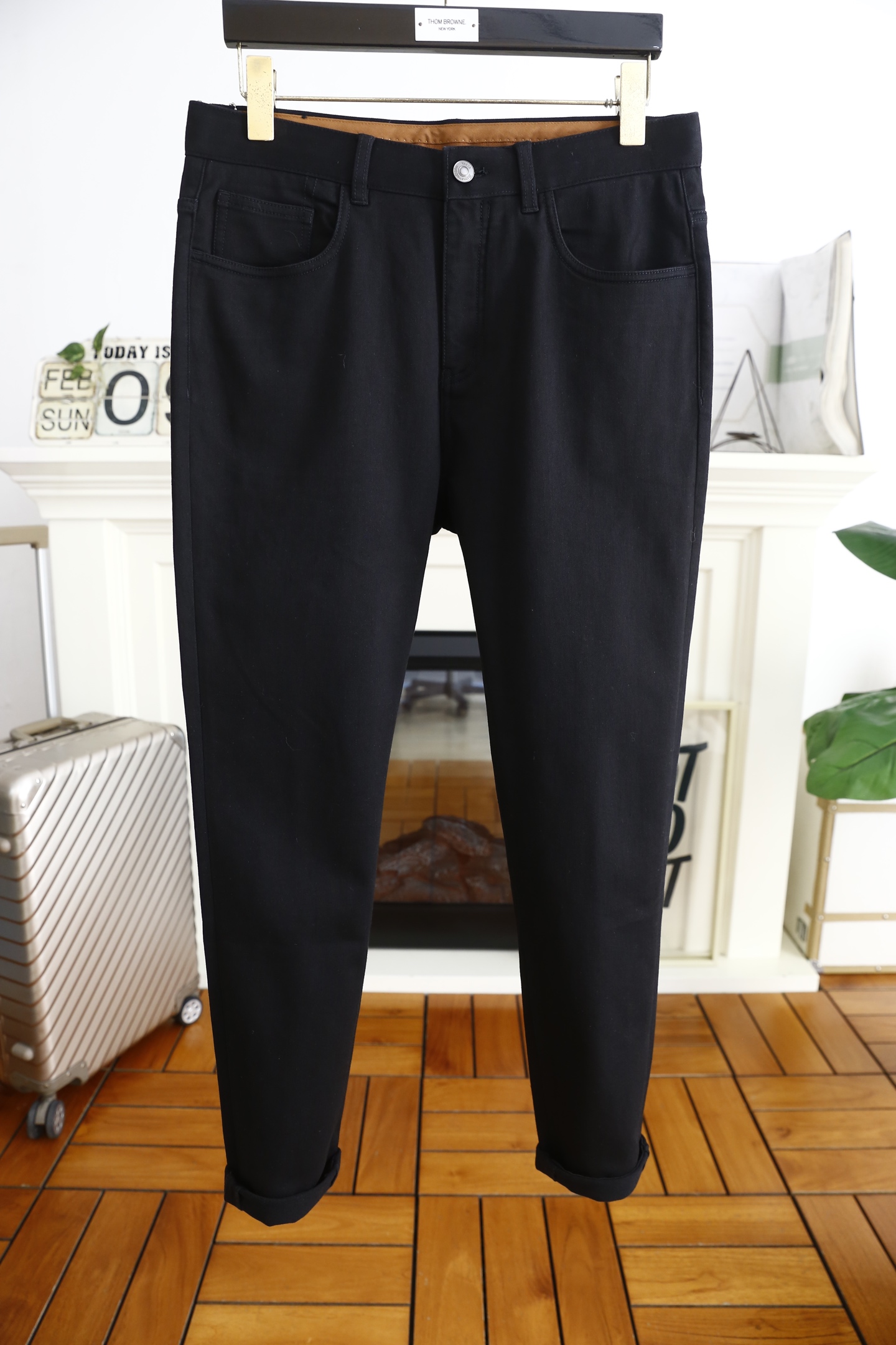 NO:116345,Zenia/Ze*na. 25 new spring fashion men's casual jeans!  Overseas counter GW is launched simultaneously, and the legs of the customer-supply washing elastic jeans are more fashionable. The luxury classic brand letter logo highlights the brand characteristics. Original hardware and accessories, fashion trends have therefore become one of the biggest selling points and are extremely cost-effective. There is no confusion or trouble of color conflict. Such a rich high-end jeans are absolutely fashionable, casual and versatile!  A must-have for trendy men!  Counter sizes 29-38, there are 35!  Shipping the next day!  ,zegna,jeans,alexander wang19860909杰尼亚/Ze*na. 25春季新品时尚男士休闲牛仔裤！海外专柜GW同步上市,采用客供水洗弹力牛仔裤腿处水洗磨更潮范,奢华经典品牌字母Logo标志彰显品牌特征,原厂五金辅料,时尚潮流因此已成为最大卖点之一而性价比又极高,没有颜色冲突的困惑或困扰,这么一款丰富内练高端牛仔裤,绝对时尚休闲百搭款！潮男必备！专柜尺码29-38,有35！隔天出货！,,zegna,jeans,alexander wang,Men's clothing