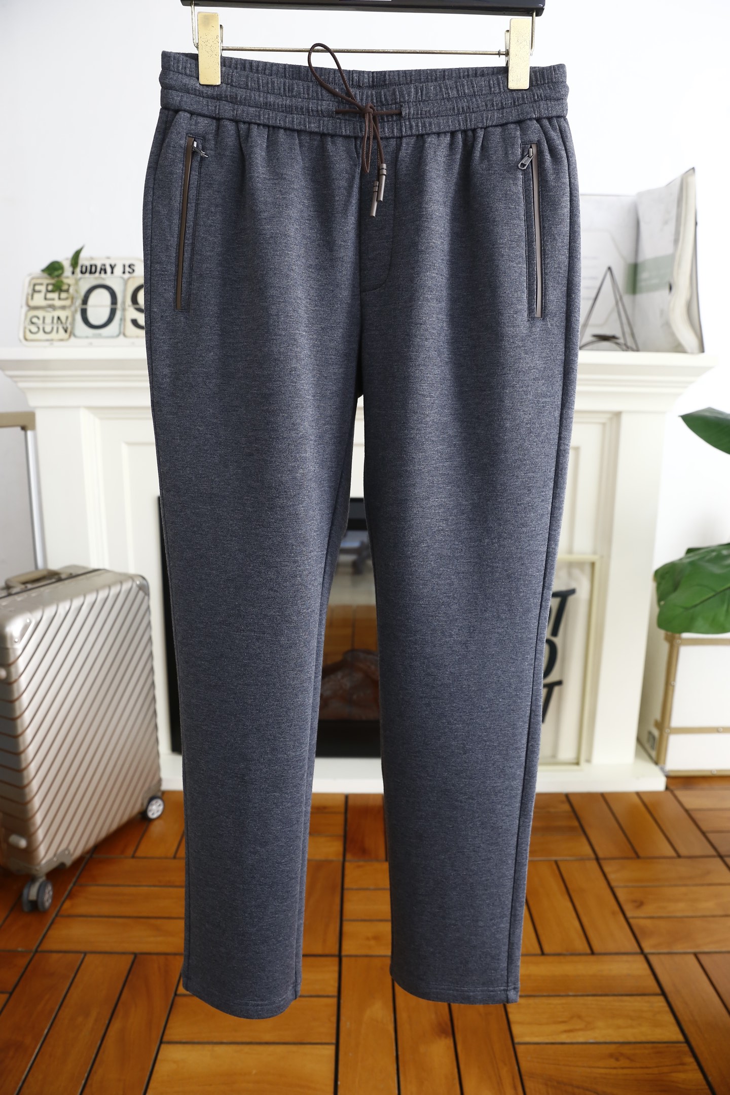 NO:116348,Jeni*/Ze*na. 2025 early spring new fashion men's elastic waist casual pants!  Luxury brand letter LOGO design!  Classic and versatile luxury brand classic elements classic casual foot design!  It greatly improves matching. The fitting style is equipped with high-end, comfortable and warm fabrics on both sides!  Skin-friendly, soft and breathable, with a good feeling of wearing. All hardware and accessories are ordered in full, and must-have items in autumn and winter!  Counter size 48-56, shipped the next day!  ,zegna,alexander wang19860909杰尼*/Ze*na. 2025早春新品时尚男士松紧腰休闲裤！奢华品牌字母LOGO设计！经典百搭 奢华品牌经典元素经典休闲小脚设计！大大提升了搭配性 合体的版型 两侧插袋 采用高档舒适保暖面料 ！亲肤柔软透气,有着很好的穿着体感 五金辅料全品相订单,秋冬必备单品！专柜尺码48-56,隔天出货！,,zegna,alexander wang,Men's clothing