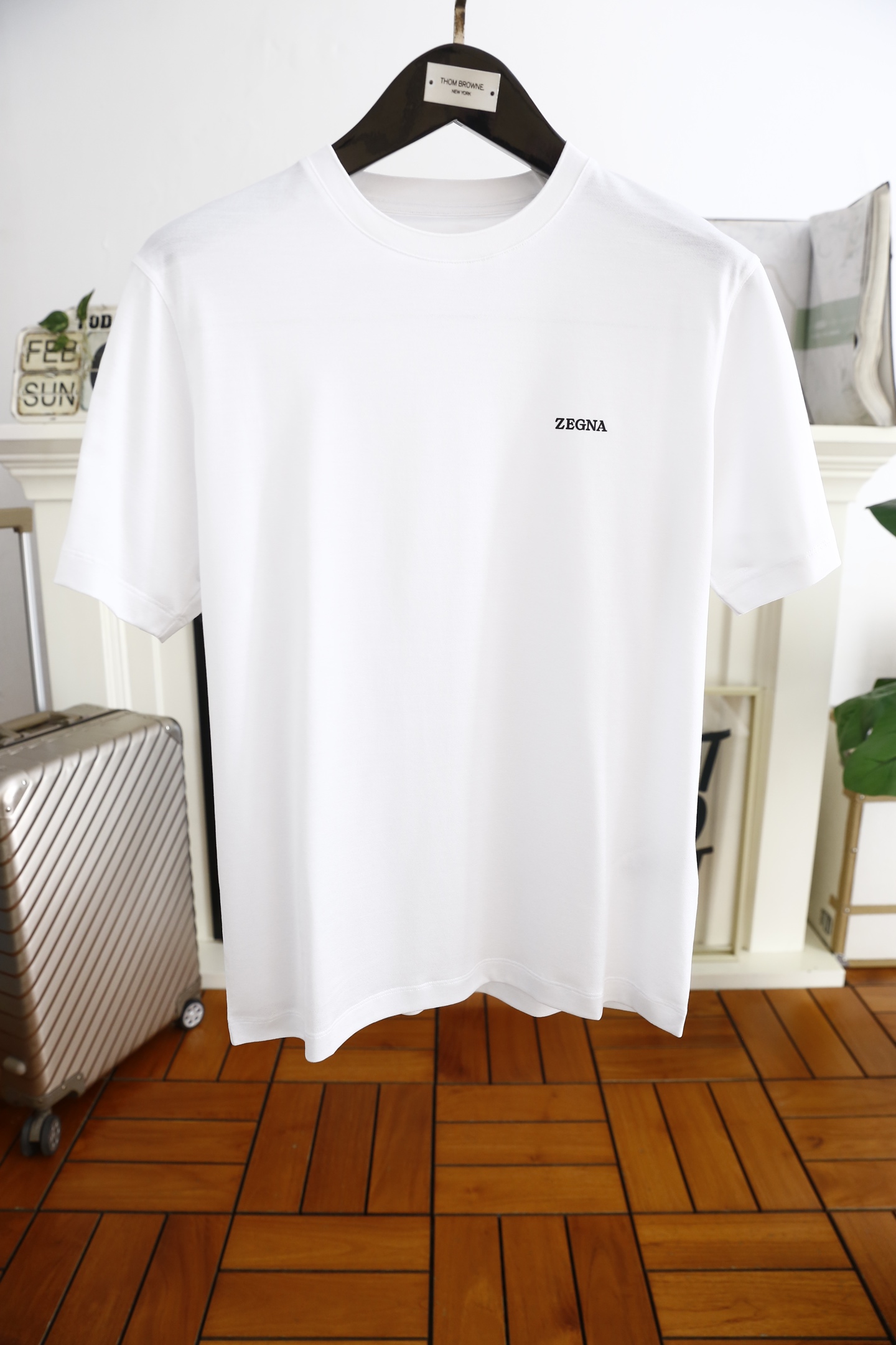 NO:116364,Jeni*/Zeg*a. 2025 spring new product fashionable round neck short sleeve high-end custom versatile style!  More practical, anyone can easily control it. It uses high-end and comfortable fabric craftsmanship. The luxury classic brand letter logo design is very high-end and those who understand goods must enter!  The style and tailoring are slim styles, which are very exquisite, showing aura and highlighting the exquisiteness of business men. This is the unique feature, the right slim fit, and the upper body effect is very good!  Complete three standards!  Counter size M-3XL, shipped the next day!  ,zegna,T-shirt,alexander wang19860909杰尼*/Zeg*a. 2025春季新品时尚圆领短袖高级定制百搭款式！更有实用感 任何人都可以轻松驾驭 采用高档舒适面料工艺 奢华经典品牌字母logo设计,非常显档次懂货的必须入！版型剪裁属于修身款 非常精致,显气场,又会凸显商务男士的精致,这就是独到之处,恰到好处的修身,上身效果非常赞！三标齐全！专柜尺码M-3XL,隔天出货！,,zegna,T-shirt,alexander wang,Men's clothing