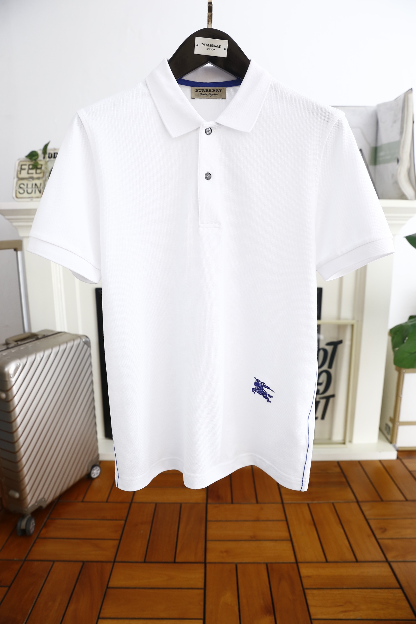 NO:116351,Burberry/Burbe*ry. 2025 Bur spring new product classic fashion lapel polo short-sleeved fashion item design, more fashionable and comfortable, high-standard customization, very stylish on the upper body, luxury brand classic war horse LOGO pattern Customer-supplied auxiliary materials, customer-supplied imported high-end Judy fabrics have very delicate texture, exquisite details and exquisite craftsmanship, and auxiliary materials are all supplied by foreign merchants. It is a very shaping item, which can be matched with any fashion, and the style is super good. A must-have item for trendy men. Counter size: M-3XL, shipped the next day!  ,burberry,burberry,T-shirt,alexander wang19860909巴宝丽/Burbe*ry. 2025Bur春季新品经典时尚翻领polo短袖时尚单品设计,更加时尚舒适,高标准定制,上身非常有型,奢华品牌经典战马LOGO 图案 客供辅料,客供进口高档朱迪面料质感非常细腻,细节工艺精湛考究,辅料皆为外商客供,塑造性极高的一款单品,任何时装都可以搭配,版型超级好 潮男必备单品 专柜尺码:M-3XL,隔天出货！,,burberry,burberry,T-shirt,alexander wang,Men's clothing