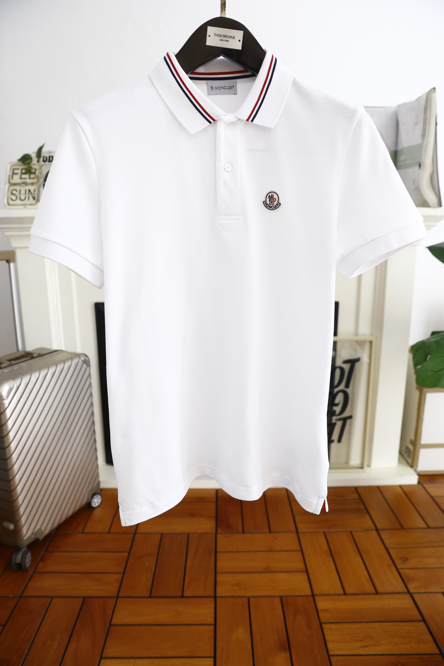 NO:116356,Mon*ler. New product for spring 2025!  Classic fashion lapel polo short-sleeved fashion item design, more fashionable and comfortable, high-standard customization, very stylish on the upper body, luxury brand classic LOGO pattern customer-supplied auxiliary materials, customer-supplied imported high-end fine Judy fabrics have very delicate texture, exquisite and exquisite details and exquisite accessories, all supplied by foreign merchants, a single item with extremely high shaping ability, can be matched with any fashion, complete with three standards!  The style is super good, a must-have item for trendy men. Counter size: 48-56, shipped the next day!  , Moncler, T-shirt, alexander wang19860909蒙口/Mon*ler. 2025春季新品！经典时尚翻领polo短袖时尚单品设计,更加时尚舒适,高标准定制,上身非常有型,奢华品牌经典LOGO图案 客供辅料,客供进口高档加细朱迪面料质感非常细腻,细节工艺精湛考究,辅料皆为外商客供,塑造性极高的一款单品,任何时装都可以搭配,三标齐全！版型超级好 潮男必备单品 专柜尺码:48-56,隔天出货！,,Moncler,T-shirt,alexander wang,Men's clothing