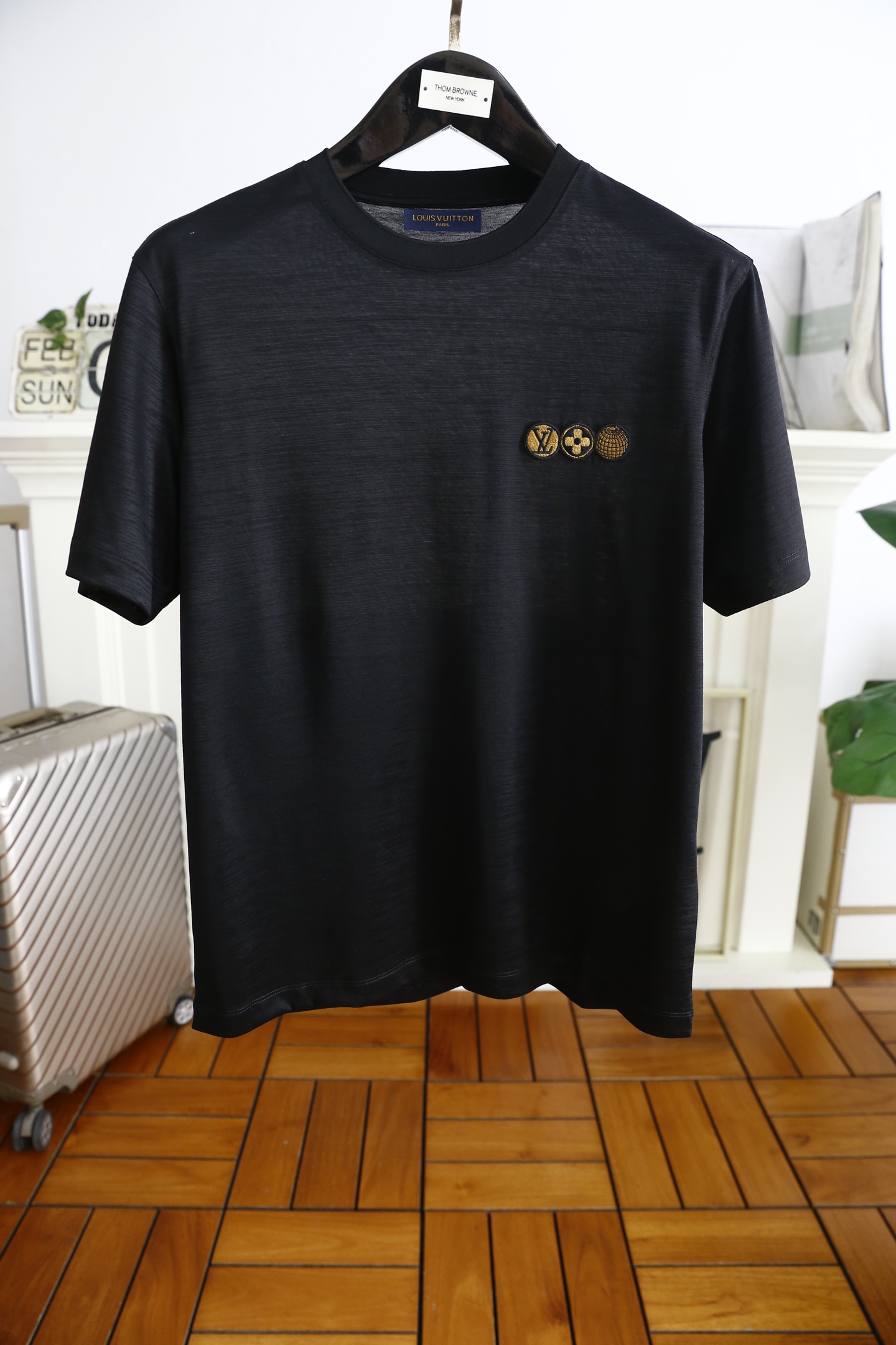 NO:116347,Louis Vuit*/Louis Vuit*on. The new spring 2025 product of men's round neck short sleeves on the chest, the luxury brand LOGO logo on the upper body can be appreciated by the youthfulness and fashion sense brought by this design!  The overall fashion is fashionable and trendy. The fabric is made of top-quality fabrics for customer supply, soft, skin-friendly and breathable, and has a very crisp and crisp drooping feeling. The upper body is fashionable and fashionable, and it is a must-have item for trendy men!  Complete three standards!  Counter size 48-56, shipped the next day!  ,,louis vuitton,louis vuitton,T-shirt,alexander wang19860909路易威*/Louis Vuit*on. 2025春季新品男士圆领短袖胸前奢华品牌LOGO标识标注上身就能体会这款设计带来的年轻与时尚感！整体时尚而有潮流,面料采用客供顶级面料 柔软亲肤透气 ,又有很好的挺括 垂感 上身时尚潮流色系,潮男必备单品！三标齐全！专柜尺码48-56,隔天出货！,,louis vuitton,louis vuitton,T-shirt,alexander wang,Men's clothing