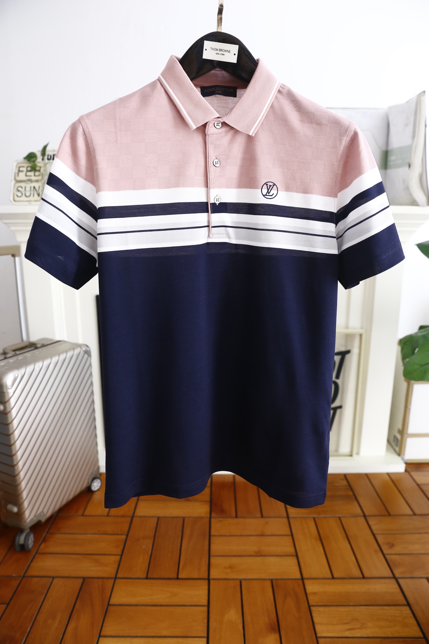 NO:116349,Louis Vuit*/Louis Vuit*on. New products for spring 2025!  Classic fashion lapel polo short-sleeved fashion item design, more fashionable and comfortable, high-standard customization, very stylish on the upper body, luxury brand classic LOGO pattern customer-supplied auxiliary materials, customer-supplied imported high-end comfortable fabrics have very delicate texture, exquisite and exquisite details and exquisite auxiliary materials. All accessories are provided by foreign merchants. They are a very shaping item. Any fashion can be matched with, and the three standards are complete!  The style is super good, a must-have item for trendy men. Counter size: 48-56, shipped the next day!  ,,louis vuitton,louis vuitton,T-shirt,alexander wang19860909路易威*/Louis Vuit*on. 2025春季新品！经典时尚翻领polo短袖时尚单品设计,更加时尚舒适,高标准定制,上身非常有型,奢华品牌经典LOGO图案 客供辅料,客供进口高档舒适面料质感非常细腻,细节工艺精湛考究,辅料皆为外商客供,塑造性极高的一款单品,任何时装都可以搭配,三标齐全！版型超级好 潮男必备单品 专柜尺码:48-56,隔天出货！,,louis vuitton,louis vuitton,T-shirt,alexander wang,Men's clothing