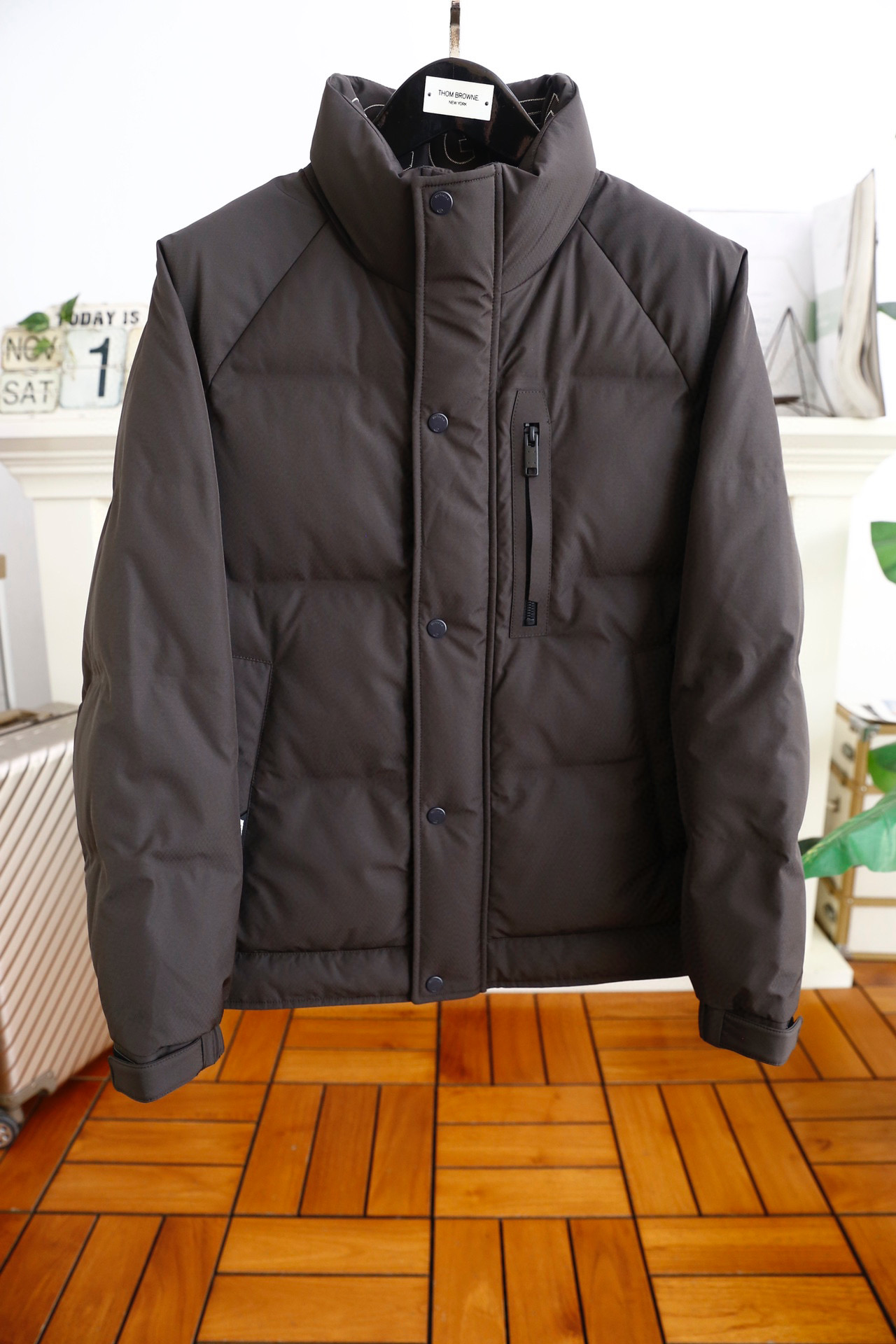 NO:116350,Dior. Recommended classic down jackets for autumn and winter!  Classic stand collar design, wind-resistant, warm and luxurious, classic custom logo matching!  The classic elements are matched with the fashionable casual jacket. The inner part of the jacket is made of 90 duck down stuffed fabric. The texture is very high-end and delicate, with a strong sense of class and luxurious classic element design. It is both business and casual. The style is versatile and suitable for all occasions. Anyone can easily control it!  Counter code M-3XL, shipped the next day!  ,dior,jackets & coats,jackets & coats,down jacket,alexander wang19860909迪奥. 秋冬经典羽绒外套推荐！经典立领设计抗风保暖奢华经典定制LOGO搭配！经典元素搭配时尚休闲外套夹克内里采用90鸭绒填充面料的质感很高档细腻,档次感强奢华经典元素设计,商务休闲兼备款,款式百搭适合各种场合 ,任何人都可以轻松驾驭！专柜码数M-3XL,隔天出货！,,dior,jackets & coats,jackets & coats,down jacket,alexander wang,Men's clothing