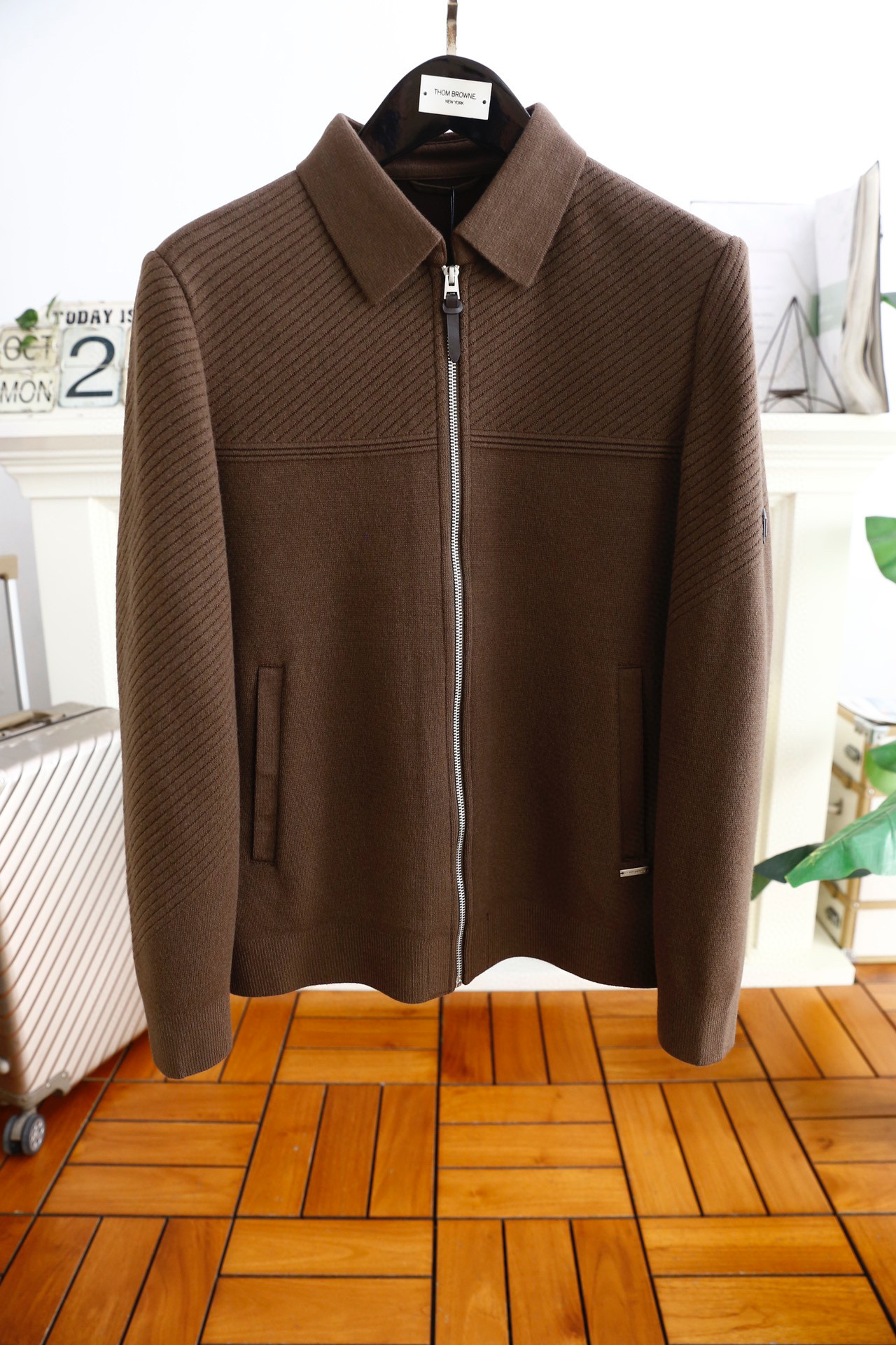 NO:116354,Bruty. Recommended classic lapel jacket for men in autumn and winter!  Luxury classic elements are necessary for a magical artifact that comes out early and comes back late in autumn!  Fashionable zippered men's jacket, fashionable casual jacket jacket, high-end and comfortable 1 warm fabric, the texture is high-end and delicate, with a strong sense of class and luxurious classic element design, both business and casual styles, versatile styles are suitable for all occasions, and anyone can easily control it!  Counter code M-3XL, shipped the next day!  ,,jackets & coats,jackets & coats,alexander wang19860909布鲁提. 秋冬男士经典翻领夹克推荐！秋季早出晚归必备神器奢华经典元素搭配！时尚拉链男士外套,时尚休闲外套夹克 ,采用高档顶级舒适1保暖面料面料的质感很高档细腻,档次感强奢华经典元素设计,商务休闲兼备款,款式百搭适合各种场合 ,任何人都可以轻松驾驭！专柜码数M-3XL,隔天出货！,,jackets & coats,jackets & coats,alexander wang,Men's clothing