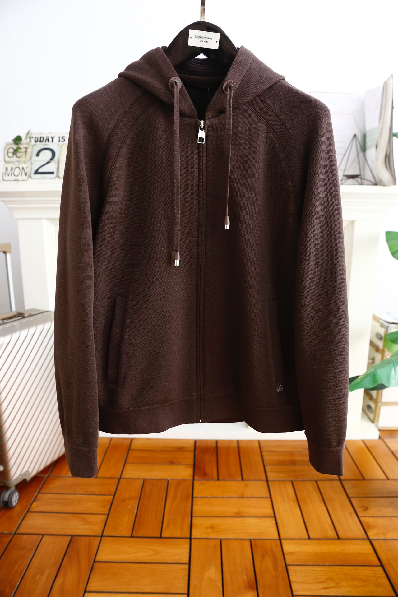 NO:116352,Queen Mother of the Cities. Recommended classic hooded jackets for men in autumn and winter!  Luxury classic elements are necessary for a magical artifact that comes out early and comes back late in autumn!  Fashionable zippered men's jacket, fashionable casual jacket jacket, high-end top comfortable and warm fabric, the texture is high-end and delicate, with a strong sense of class and luxurious classic element design, both business and casual styles, versatile styles are suitable for all occasions, and anyone can easily control it!  Counter code M-3XL, shipped the next day!  ,,jackets & coats,jackets & coats,hats,alexander wang19860909西太后. 秋冬男士经典连帽夹克推荐！秋季早出晚归必备神器奢华经典元素搭配！时尚拉链男士外套,时尚休闲外套夹克 ,采用高档顶级舒适保暖面料面料的质感很高档细腻,档次感强奢华经典元素设计,商务休闲兼备款,款式百搭适合各种场合 ,任何人都可以轻松驾驭！专柜码数M-3XL,隔天出货！,,jackets & coats,jackets & coats,hats,alexander wang,Men's clothing