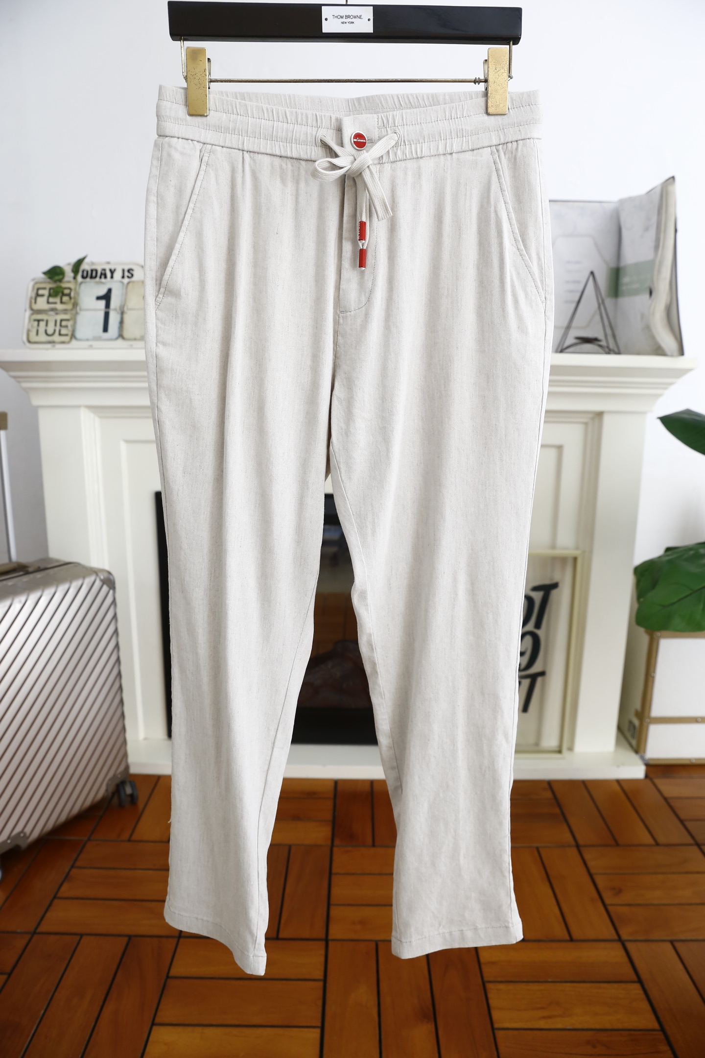 NO:116357,Kiton. 25 Spring New Fashion Men's Leisure Pants!  It uses imported high-end cotton and linen fabrics, with a luxurious brand classic element design, and the upper body is casual and comfortable!  Casual feet paired with unrestrained feeling!  The same product for overseas European counters, the upper body is fashionable and sporty, very low-key and luxurious!  The stitching of the turner is delicate and strong!  Perfect three-dimensional tailoring, highly recommend buying the product!  Counter size M-4XL, shipped the next day!  ,alexander wang19860909Kiton. 25春季新品时尚男士休闲裤！采用进口高档顶级棉麻面料,奢华品牌经典元素设计 上身随意舒服！休闲小脚搭配无束缚感！海外欧洲专柜同品,上身时尚运动显时尚,很低调且不失奢华品味！车工缝线细致而强悍！完美立体剪裁,强烈推荐购入货色！专柜尺码M-4XL,隔天出货！,,alexander wang,Men's clothing