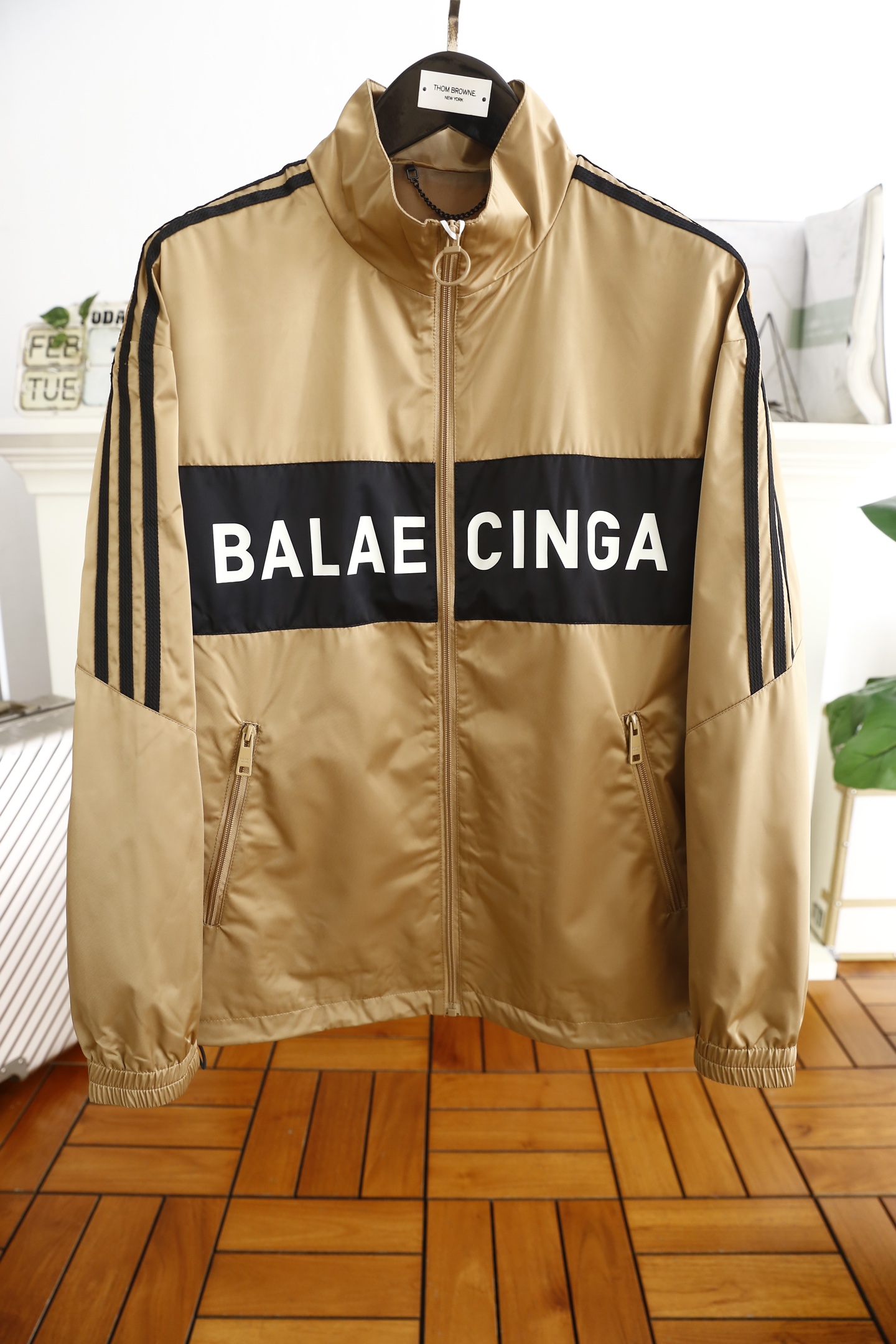 NO:116366,Balenciaga. New spring 2025 men's jacket!  Trading company channel goods, a very popular single item!  The logo of fashionable hooded paired with luxurious classic brand elements is very distinctive and has a stunning effect, demonstrating the extremely high brand fashion proposition and perfectly interprets the characteristics and soul of the brand!  It is made of comfortable and warm fabric, with high-quality texture, exquisite and exquisite detailing and exquisite auxiliary materials. It is a single product with extremely high shaping. Its appearance on the street is absolutely eye-catching and has an excellent equipment that can be selected from thousands of people!  Counter size M-3XL, shipped the next day!  ,,balenciaga,jackets & coats,jackets & coats,hats,alexander wang19860909巴黎世家. 2025春季新品男士夹克外套！贸易公司渠道货 人气极高的一款单品！时尚连帽搭配奢华经典品牌元素logo辨识度非常鲜明,效果惊艳,彰显了极高的品牌时髦主张,完美诠释了品牌的特质及灵魂所在！采用舒适保暖面料高克重材质,质感非常细腻,细节工艺精湛考究,辅料皆为外商客供,塑造性极高的一款单品,出街造型绝对招眼吸睛,万里挑一的绝佳装备！专柜尺码M-3XL,隔天出货！,,balenciaga,jackets & coats,jackets & coats,hats,alexander wang,Men's clothing
